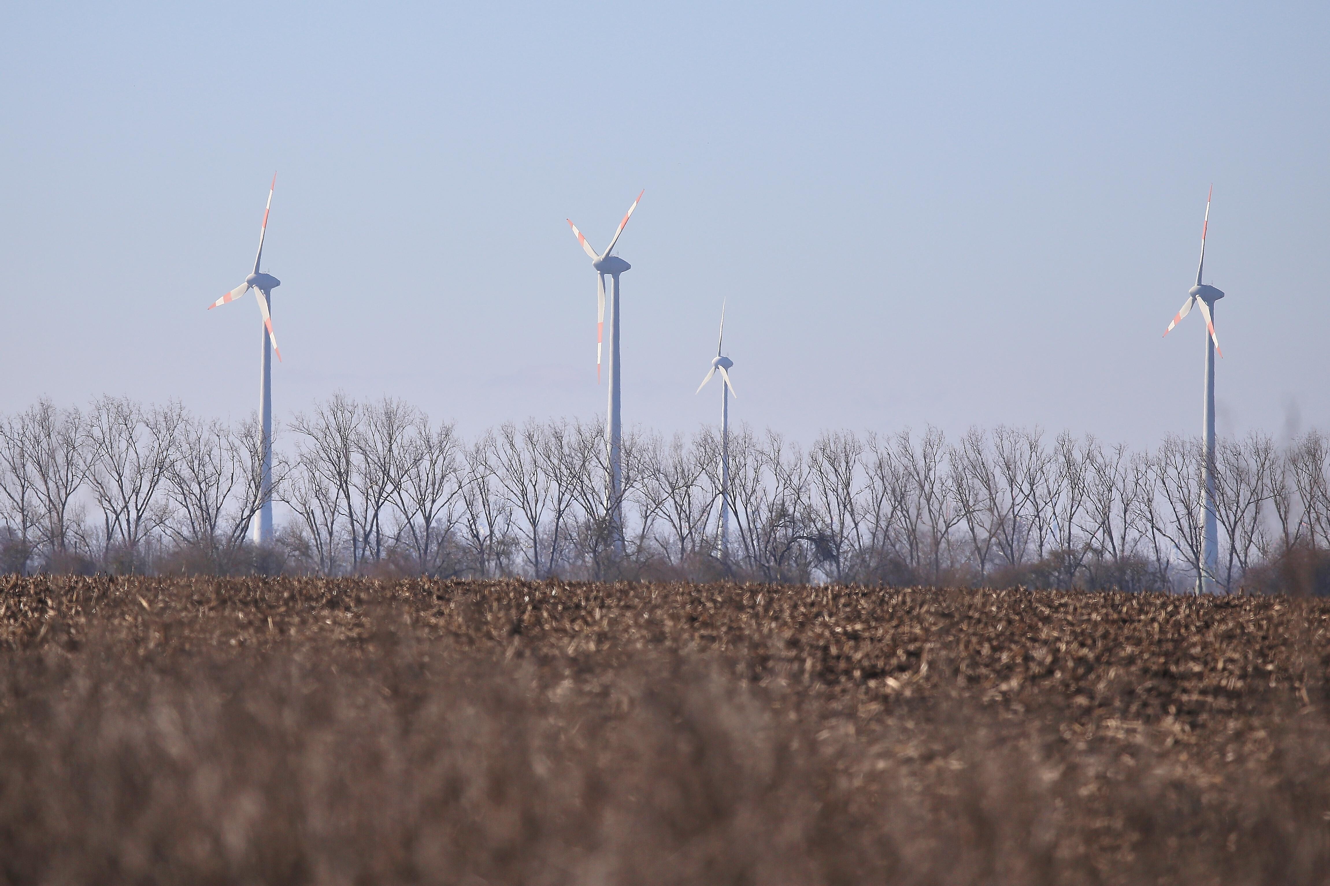 Magdeburg, Sachsen-Anhalt, Deutschland: Windräder beim geplanten Gewerbegebiet Eulenberg, das ursprünglich für ein Intel-Werk vorgesehen war