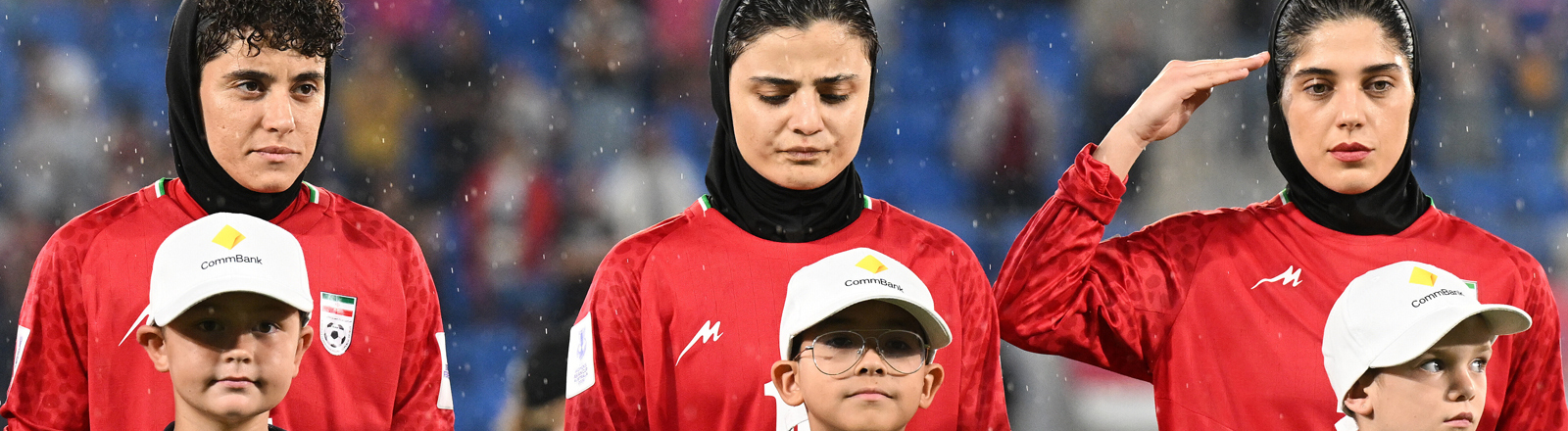 Spielerinnen der iranischen Frauenfußballmannschaft salutieren vor dem Spiel gegen die Philippinen am 8. März 2026 in Australien