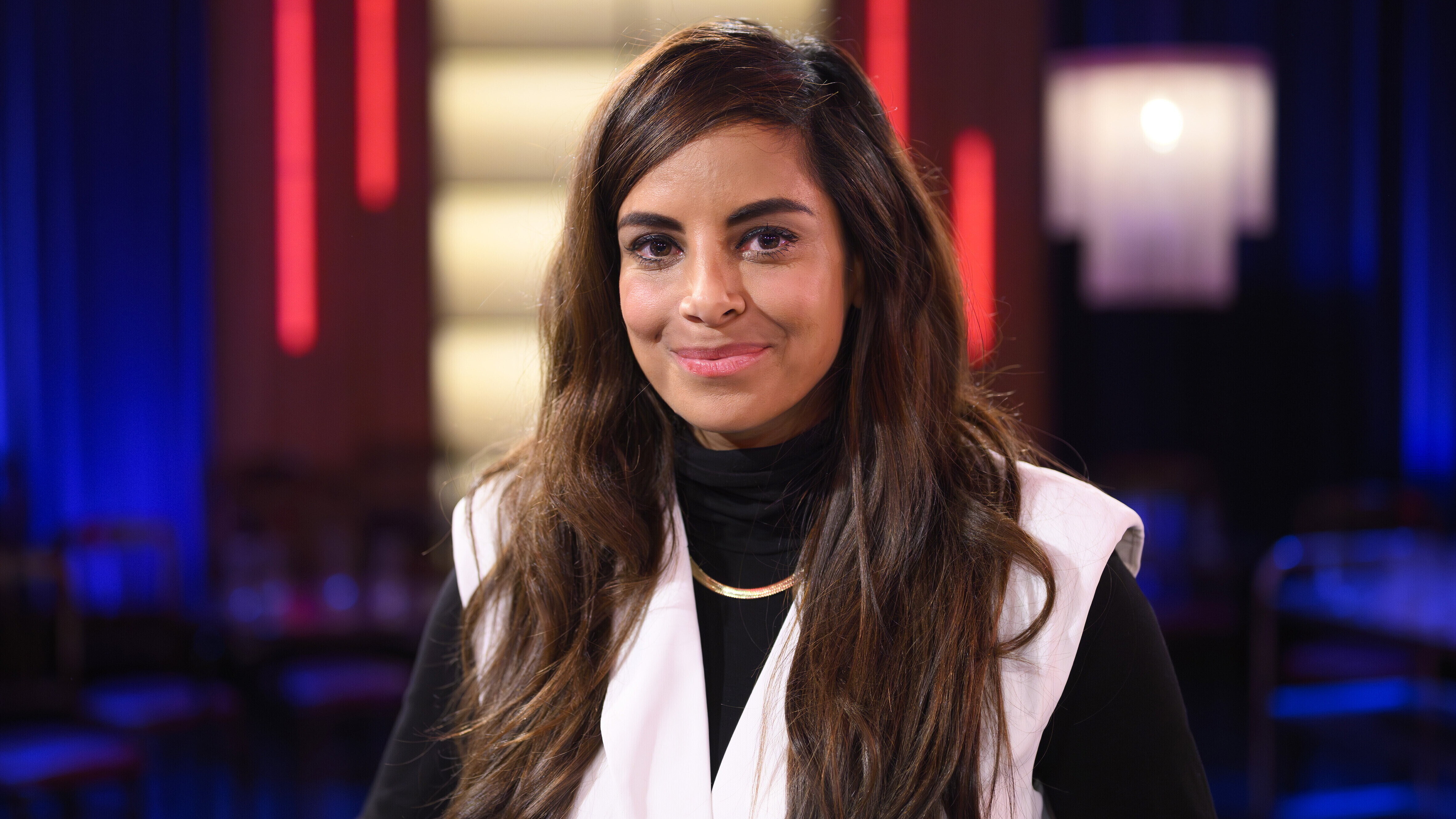 Collien Fernandes lächelt in die Kamera