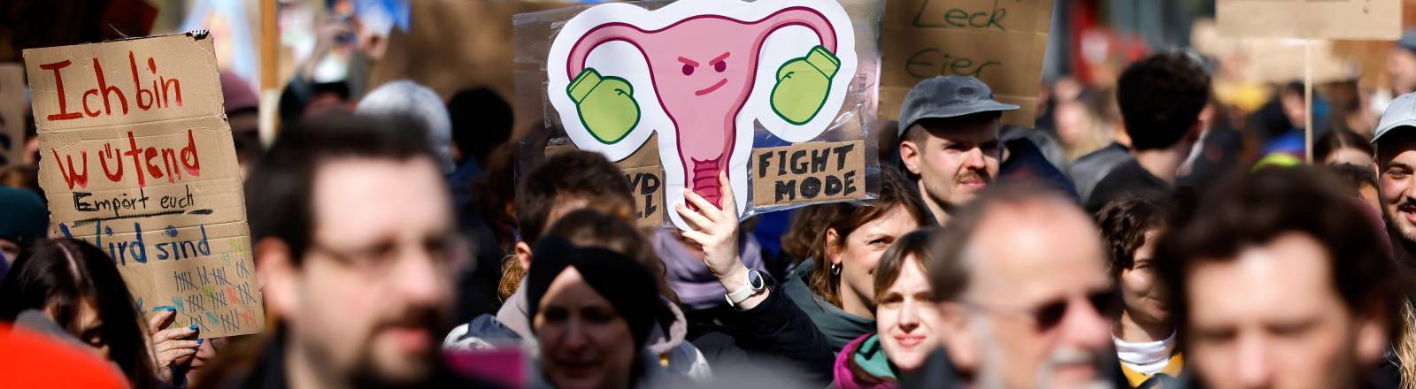 Mehrere Tausend Menschen nehmen an einer Demonstration "Gegen Patriarchale Gewalt" teil