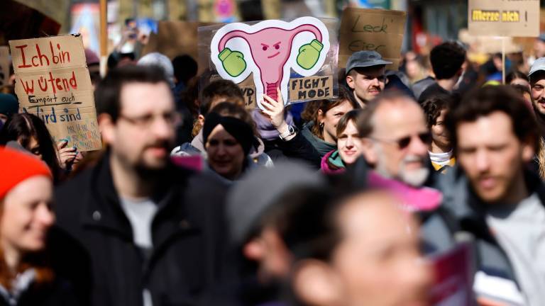 Mehrere Tausend Menschen nehmen an einer Demonstration "Gegen Patriarchale Gewalt" teil