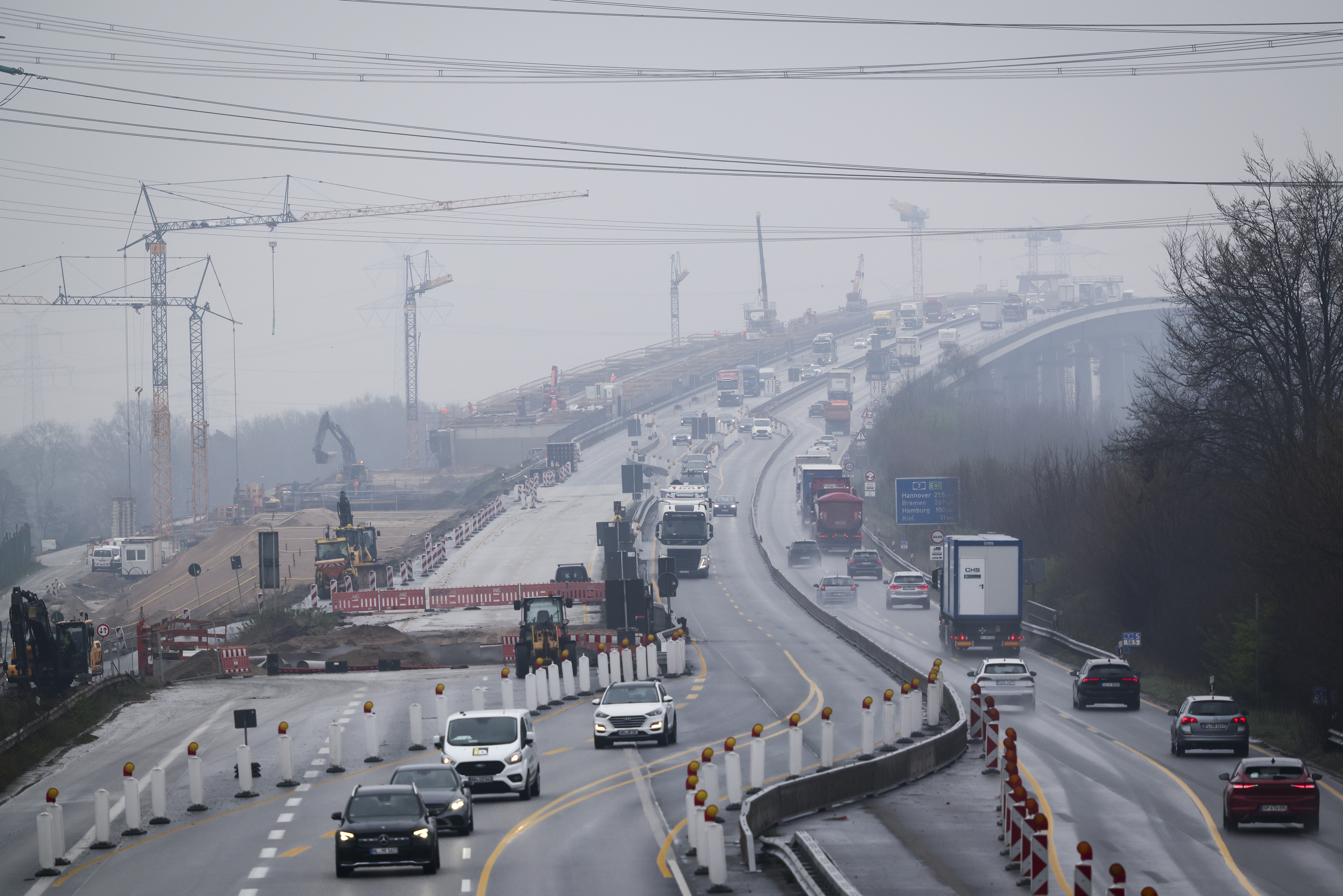 Blick auf die Baustelle (l) der neuen Rader Hochbrücke der Bundesautobahn 7 (A7) über den Nord-Ostsee-Kanal bei Rendsburg.