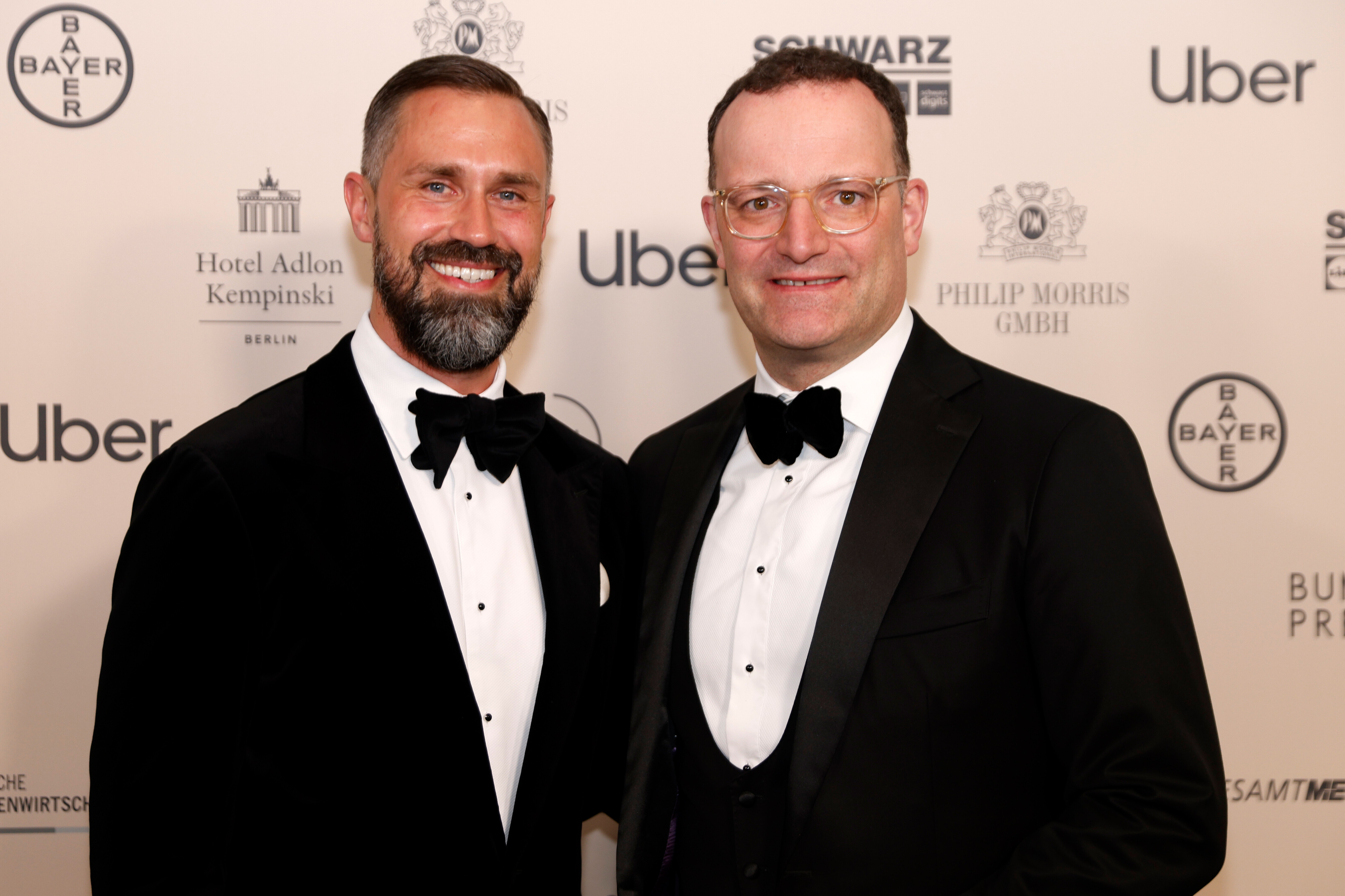 Jens Spahn, Vorsitzender der Fraktion der CDU/CSU im Deutschen Bundestag, steht neben seinem Ehemann Daniel Funke beim Bundespresseball. Beide tragen Smoking (April 2026).