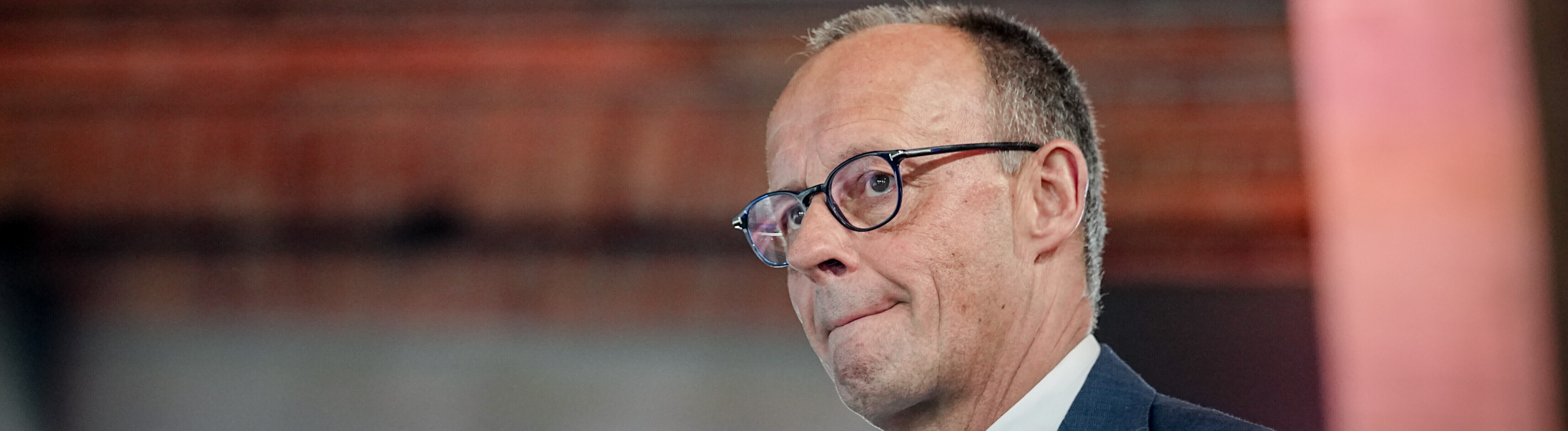 Bundeskanzler Friedrich Merz (CDU) geht beim 17. Petersberger Klimadialog einen Gang entlang und presst dabei die Lippen aufeinander (22.04.2026)