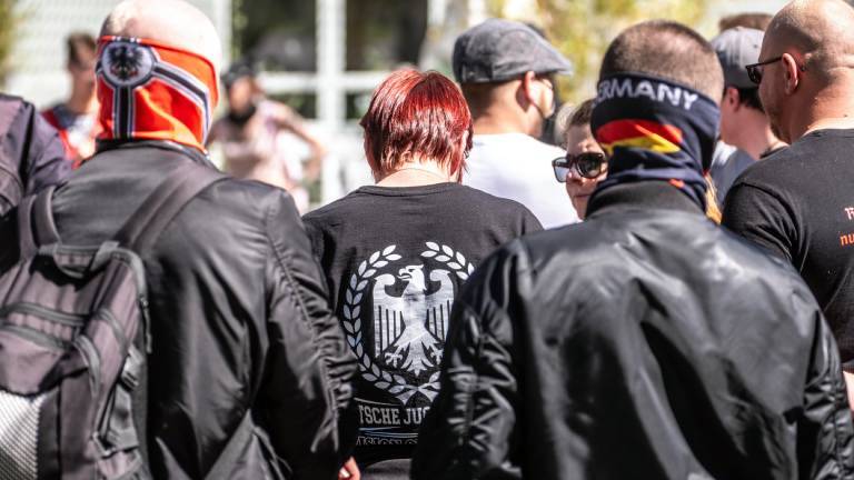 Teilweise vermummte Mitglieder und Anhänger, der Partei "Die Heimat", NPD-Nachfolger, demonstrieren am 1. Mai in der Innenstadt von Essen.