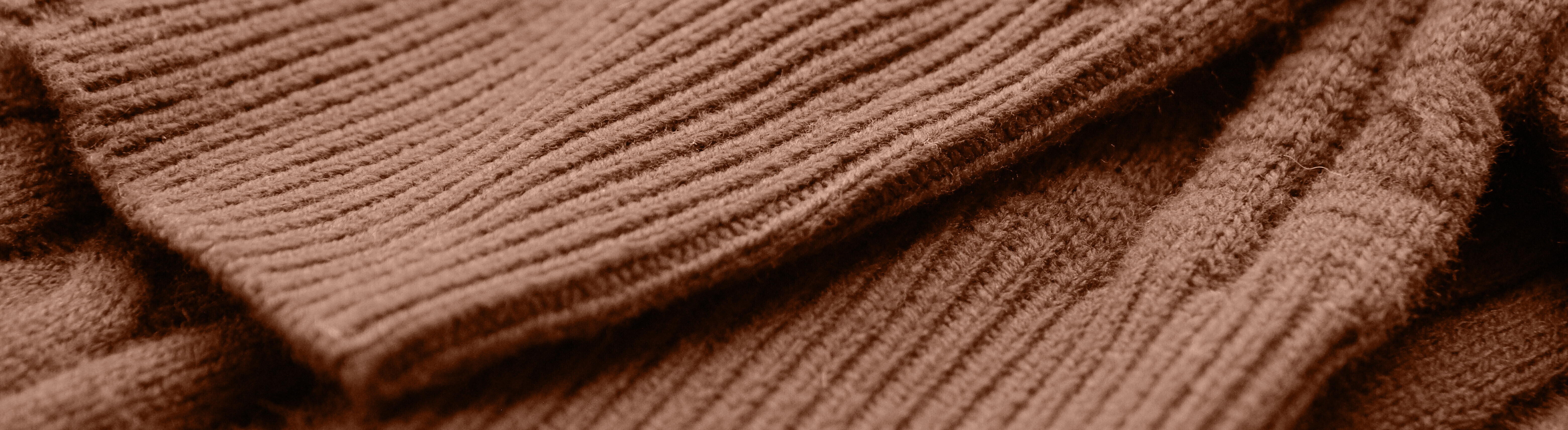 Nahaufnahme eines braunen Strickpullovers