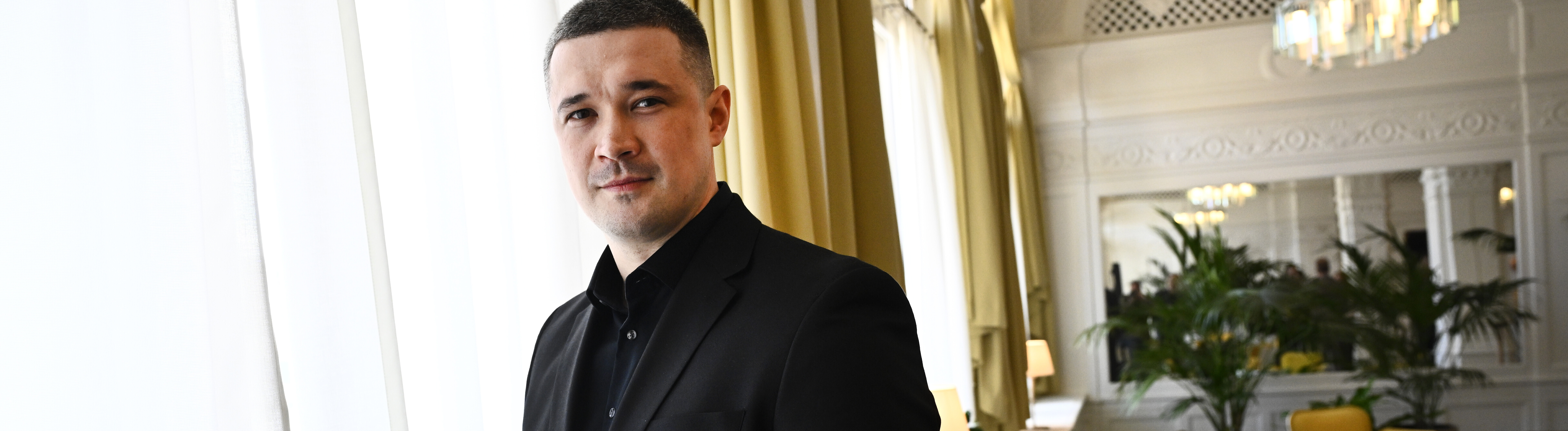 Der ehemalige ukrainische Verteidigungsminister Mykhailo Fedorow steht an einem Fenster nach einer Pressekonferenz (Stockholm, Schweden, 07.05.2026)