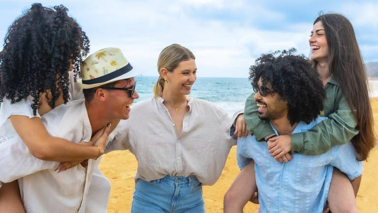 Eine Gruppe Freunde am Strand