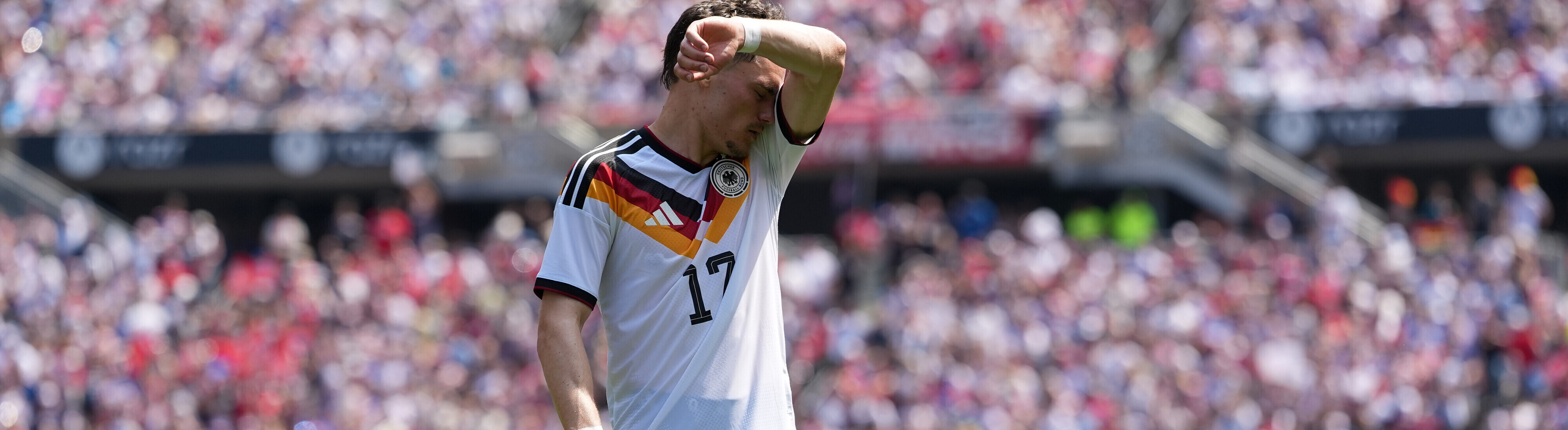 Florian Wirtz wischt sich in der Nachmittagshitze den Schweiß von der Stirn beim Spiel Deutschland gegen USA in Chicago.