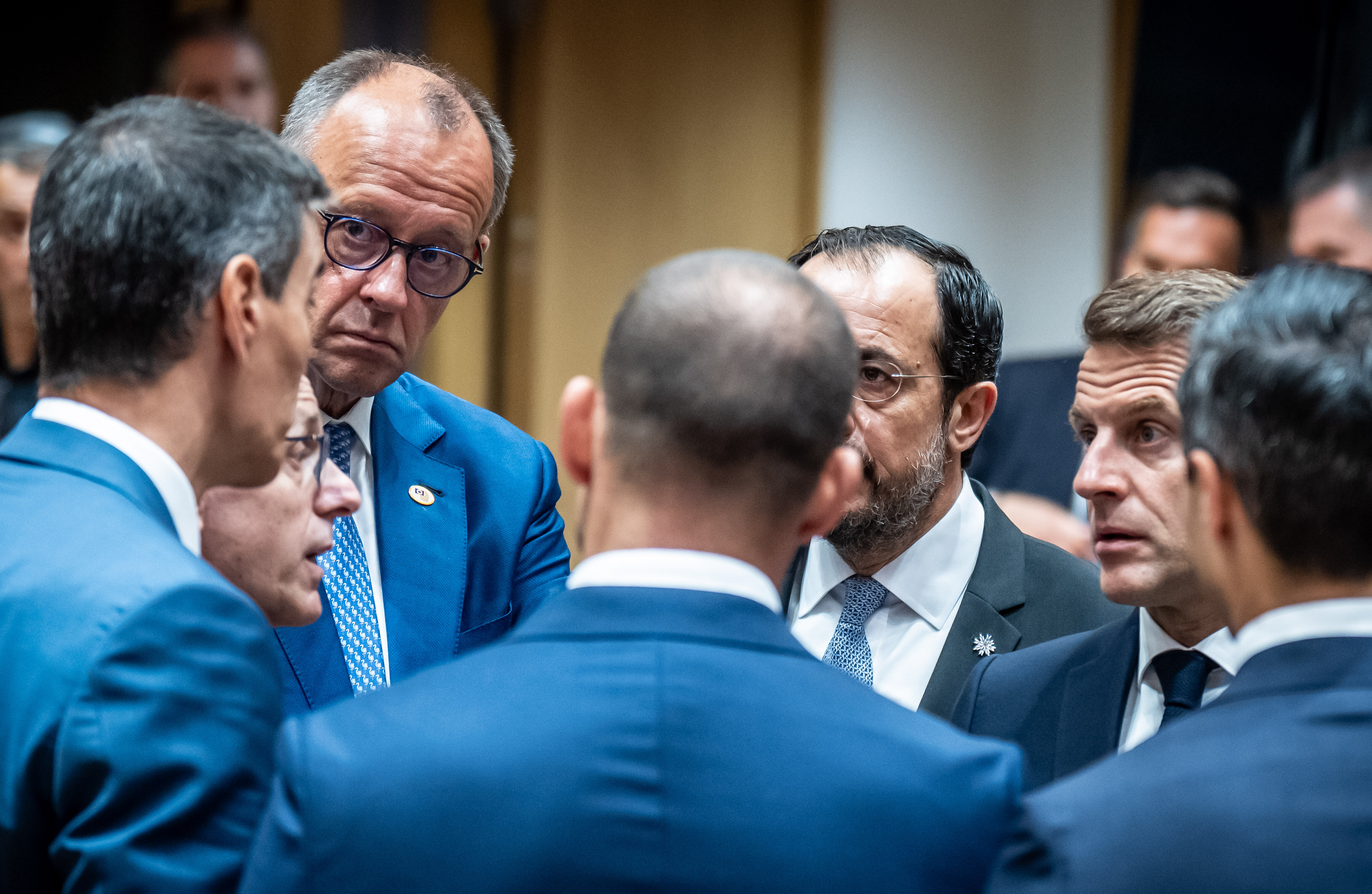 Pedro Sánchez, Ministerpräsident von Spanien, Luc Frieden, Premierminister von Luxemburg, Bundeskanzler Friedrich Merz (CDU), Robert Abela, Premierminister von Malta (von hinten), Nikos Christodoulides, Präsident von Zypern, Emmanuel Macron, Präsident von Frankreich, und Rob Jetten, Ministerpräsident der Niederlande, sprechen miteinander
