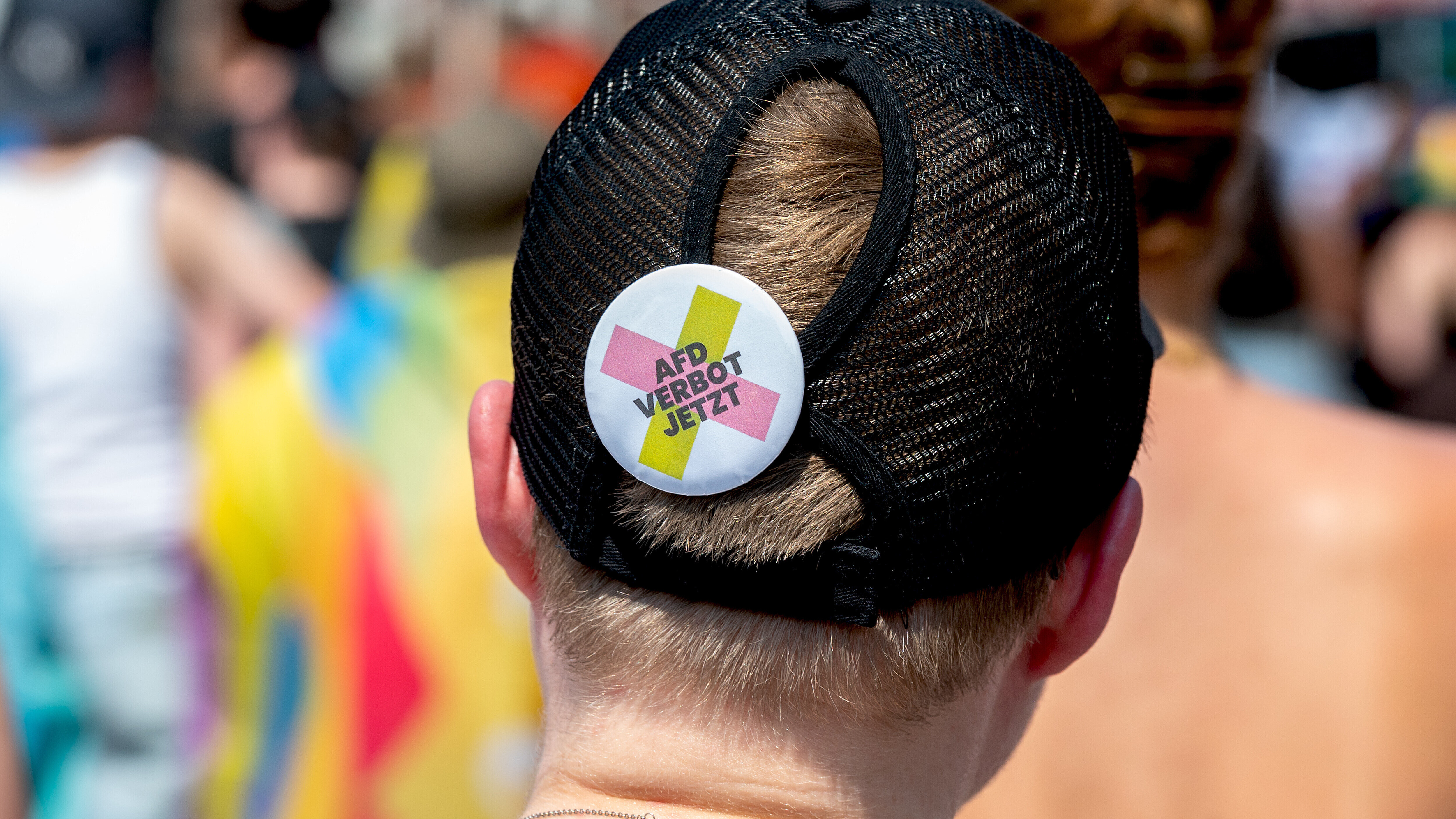 Teilnehmende Person beim Christopher Street Day (CSD) in Schleswig trägt Ansteck-Pin auf Cappy, auf dem „AfD Verbot jetzt“ steht (27.06.2026)
