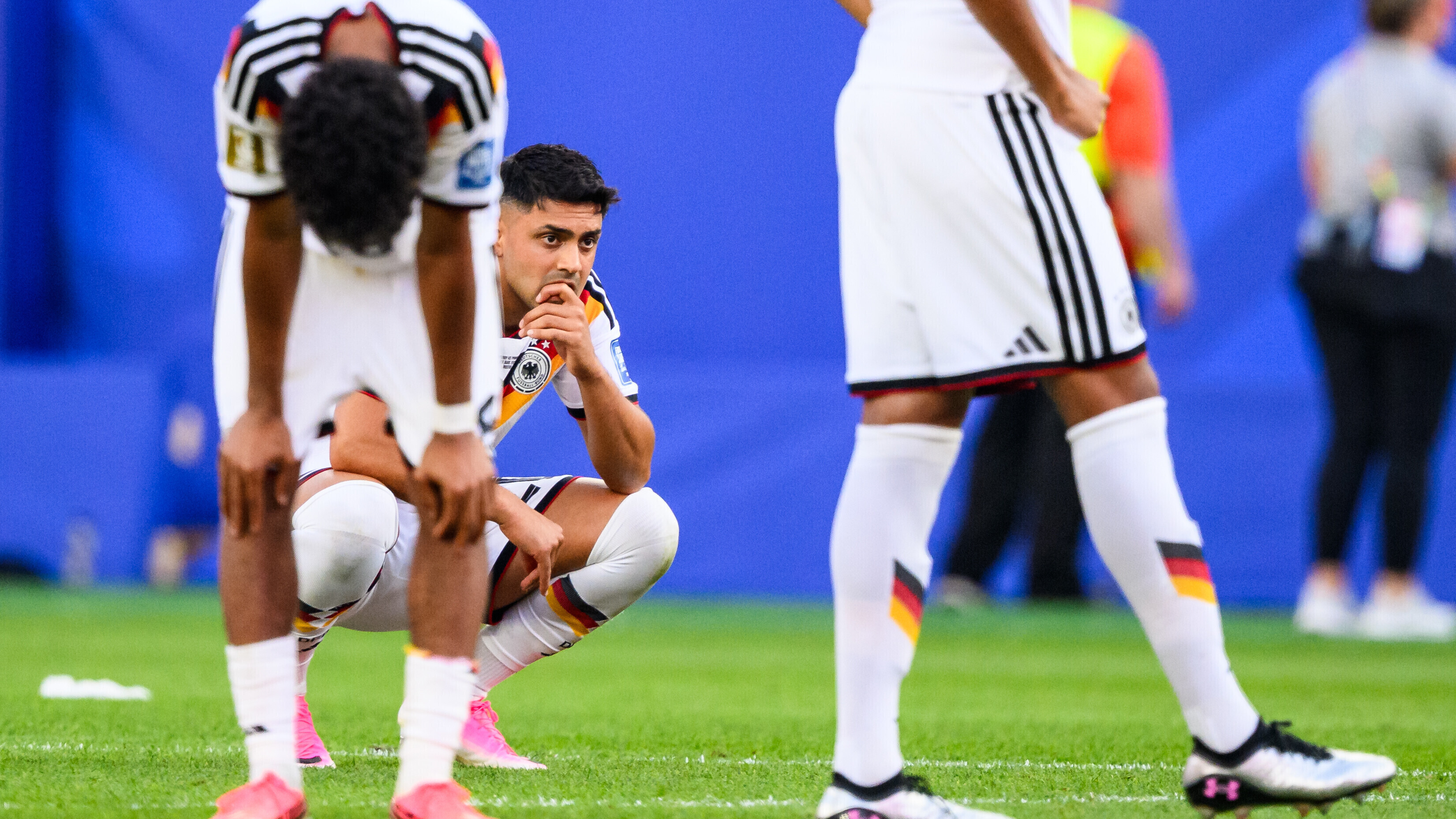 Beim WM-Spiel gegen Paraguay verliert Deutschland im Elfmeterschießen. Auf dem Platz zeigt sich Spieler Nadiem Amiri unzufrieden.