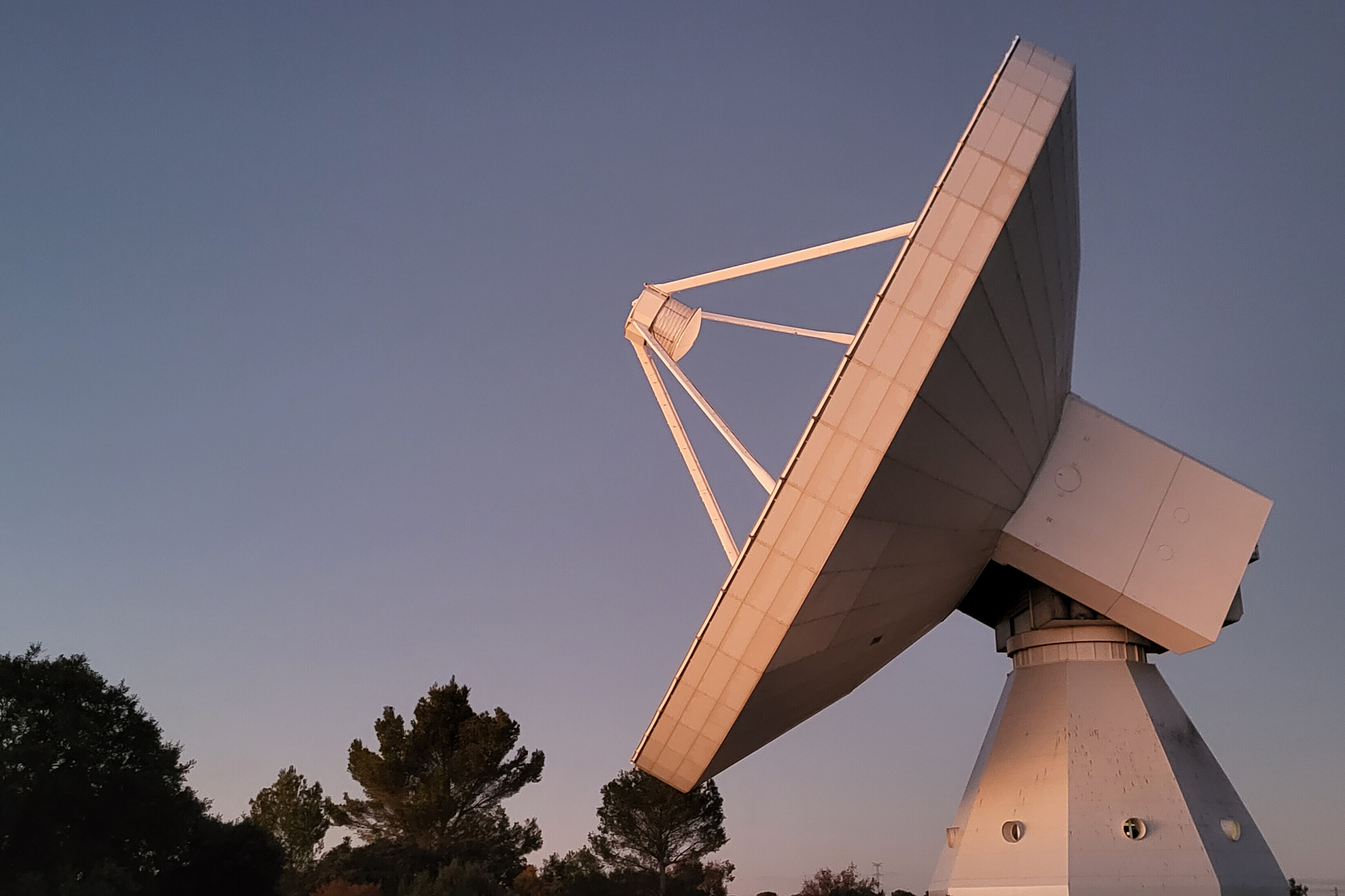 Das spanische Yebes-Teleskop war an der Entdeckung von Erythrulose im Weltraum beteiligt