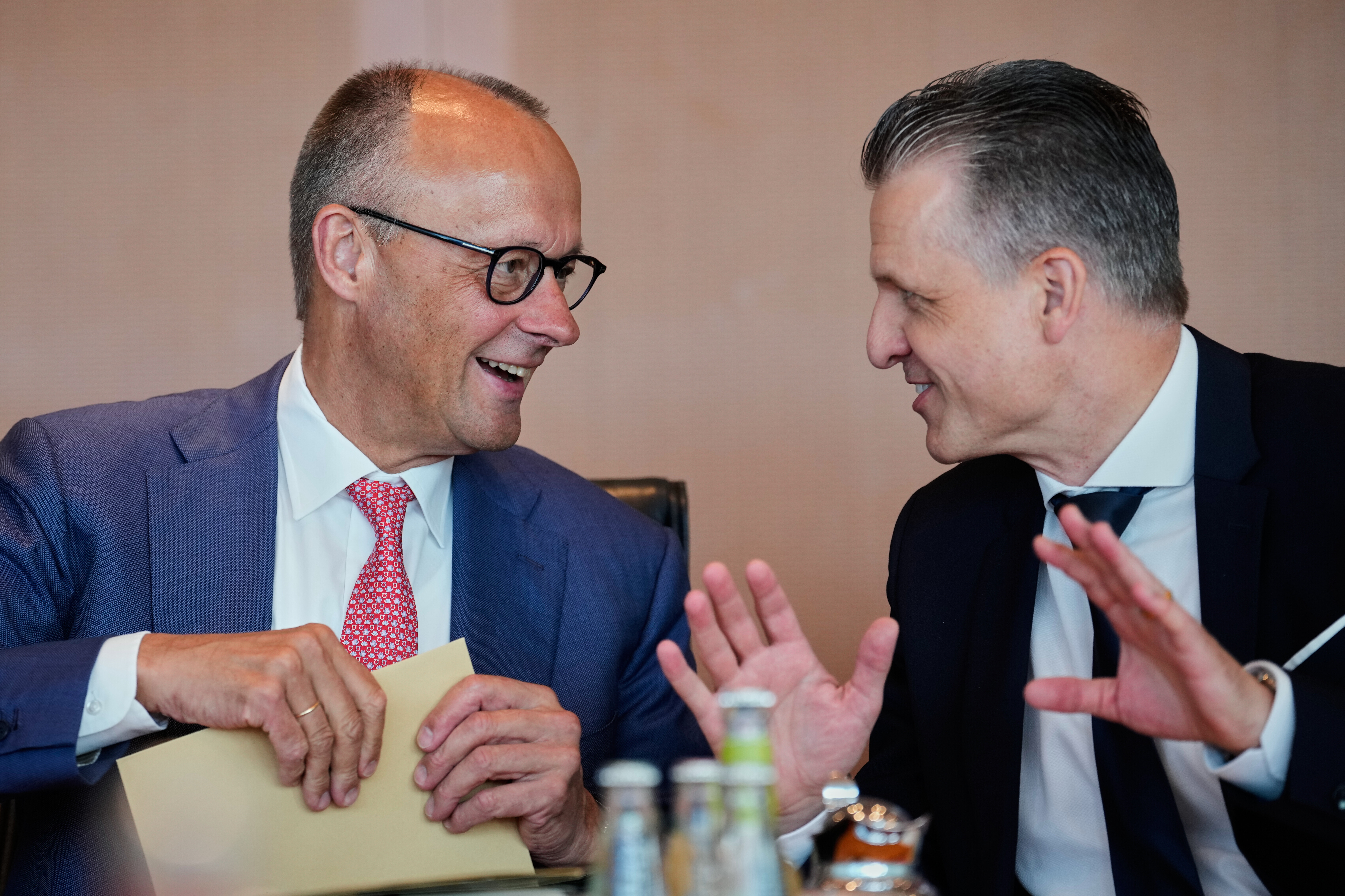 Bundeskanzler Friedrich Merz (links) spricht mit Thorsten Frei, dem Leiter des Bundeskanzleramts, während der Kabinettssitzung im Bundeskanzleramt in Berlin am Mittwoch, dem 15. Juli 2026.