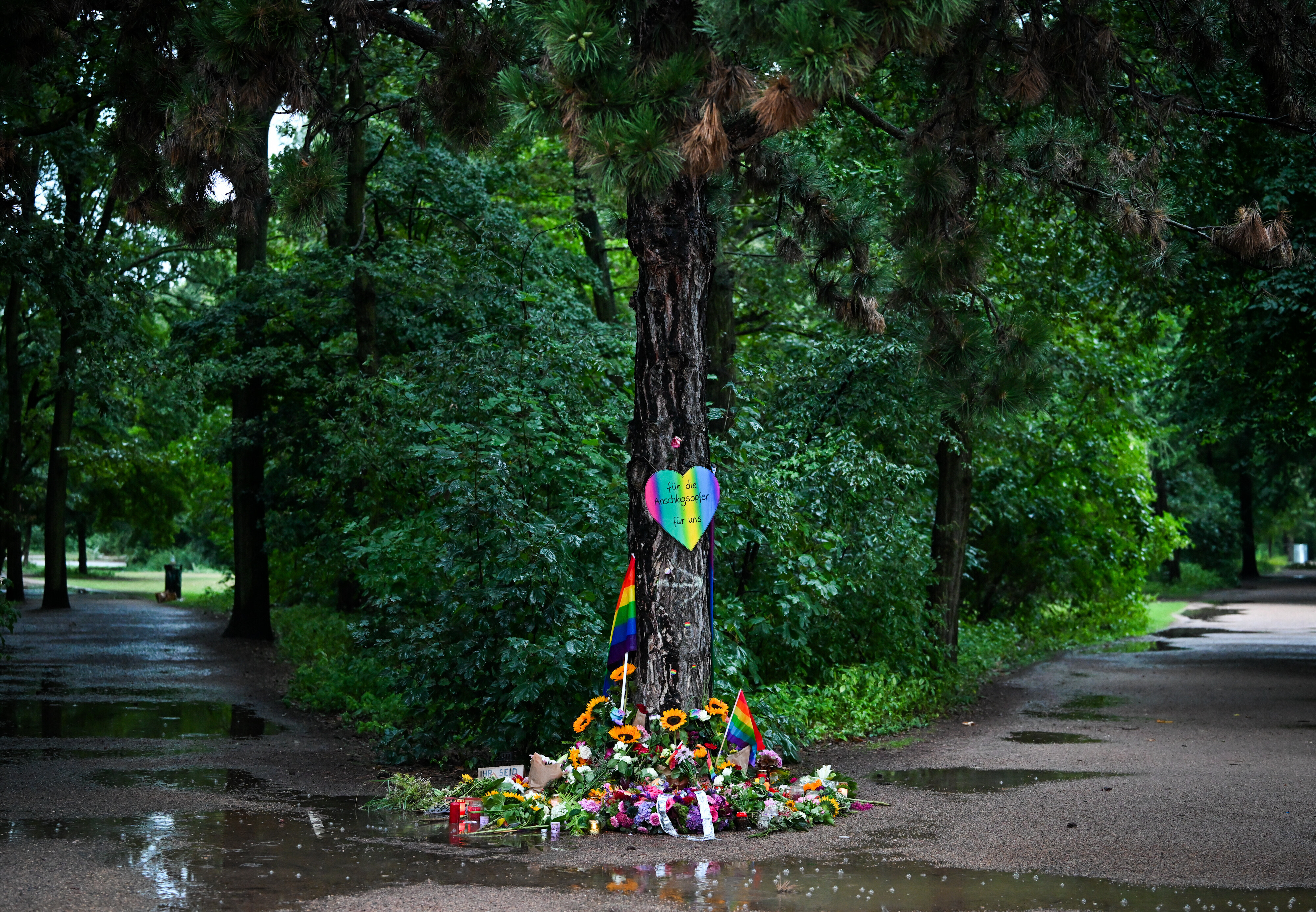 Blumen, Kerzen und persönliche Botschaften sind am Morgen im Regen nahe dem Ort in Tiergarten zu sehen, wo ein Fahrzeug am Rande des Christopher Street Day in eine Menschenmenge gefahren war.