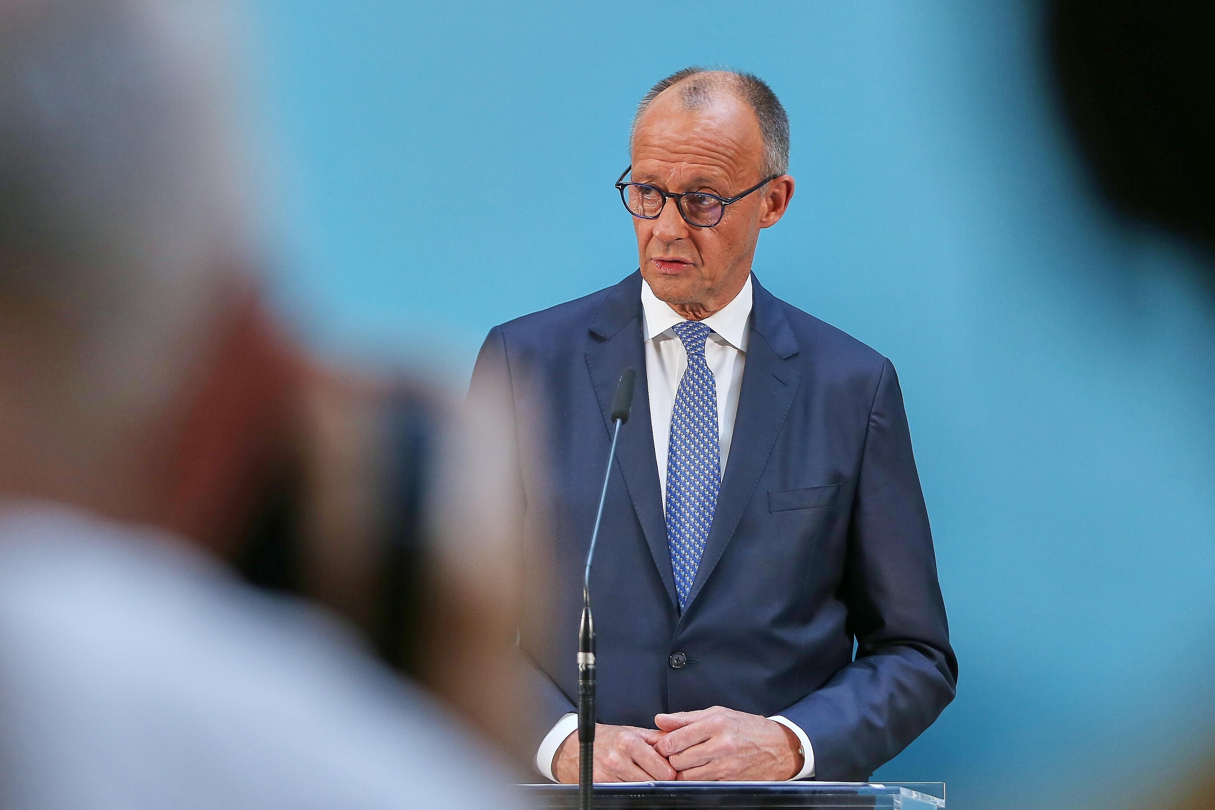 Deutscher Bundestag: Pressekonferenz nach Sondersitzung der Unionsfraktion: Bundeskanzler Friedrich Merz (CDU)