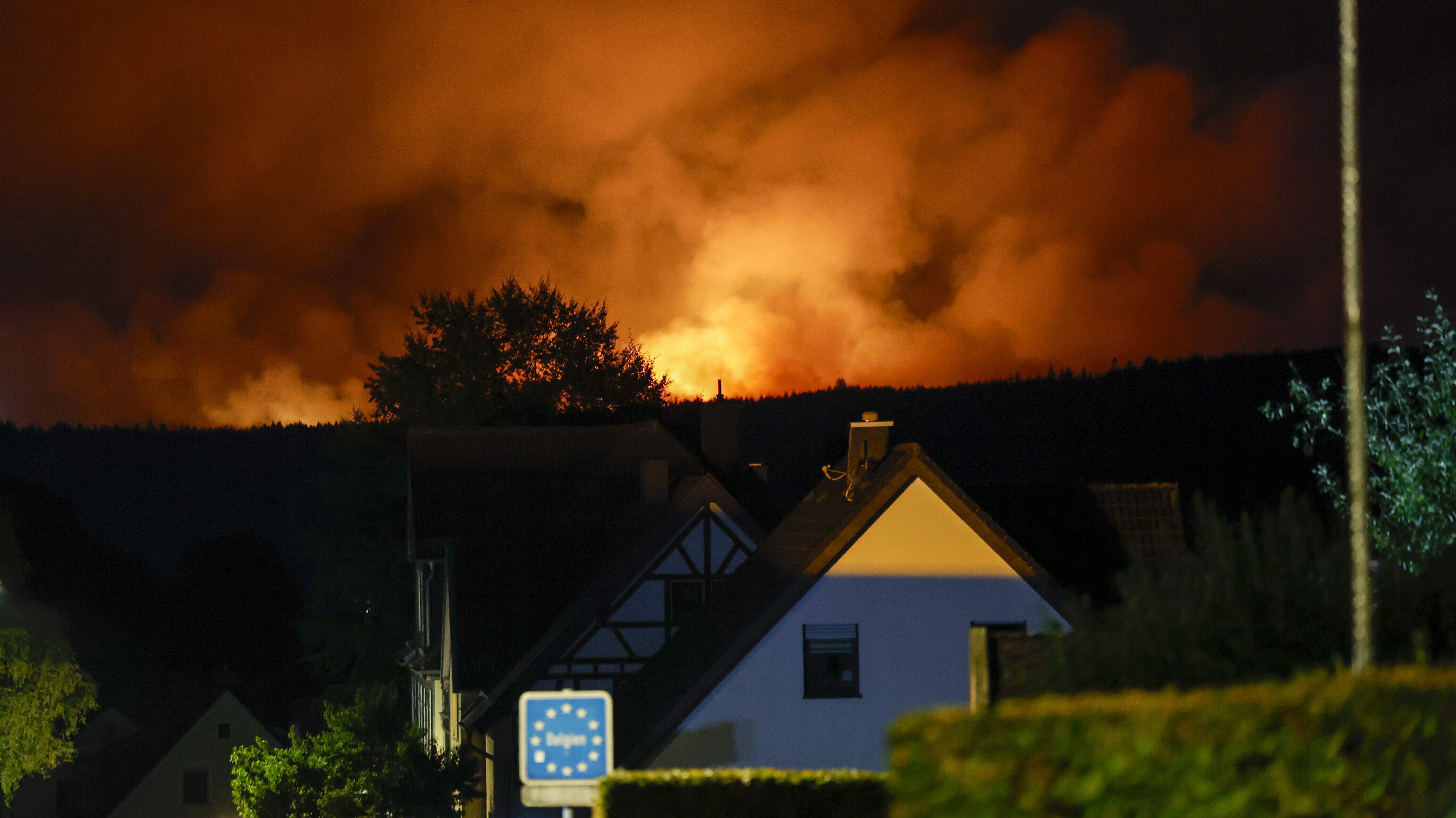Ein Haus im Ortsteil Monschau-Kalterherberg, im Hintergrund steht das Hohe Venn in Flammen