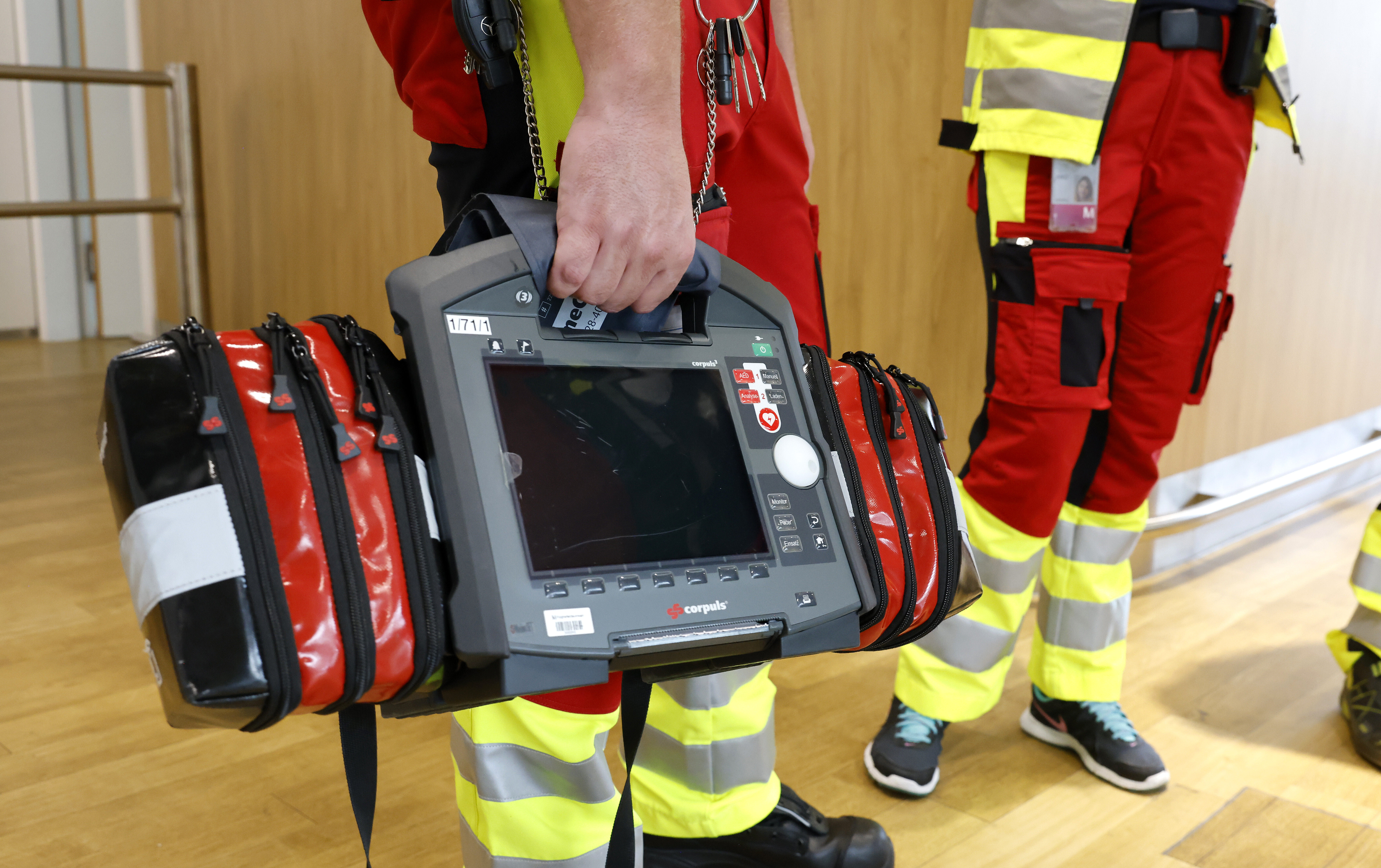 Notfallsanitäter mit Defibrillator