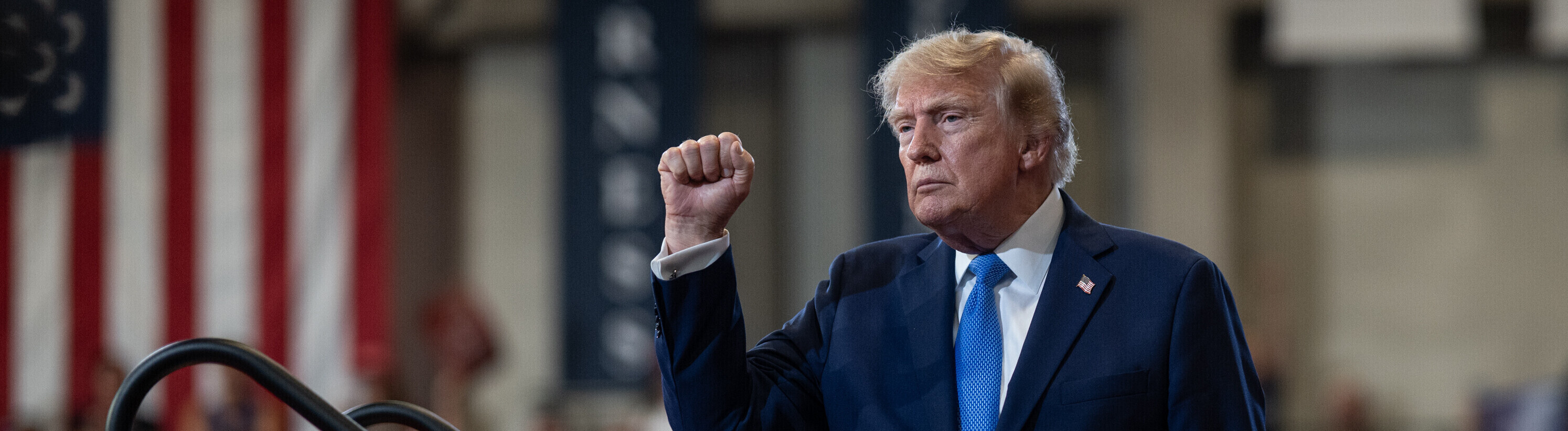 US-Präsident Donald Trump zeigt während einer Rede im David S. Mack Center for Training and Intelligence die geballte rechte Faust (New York, 14.08.206)