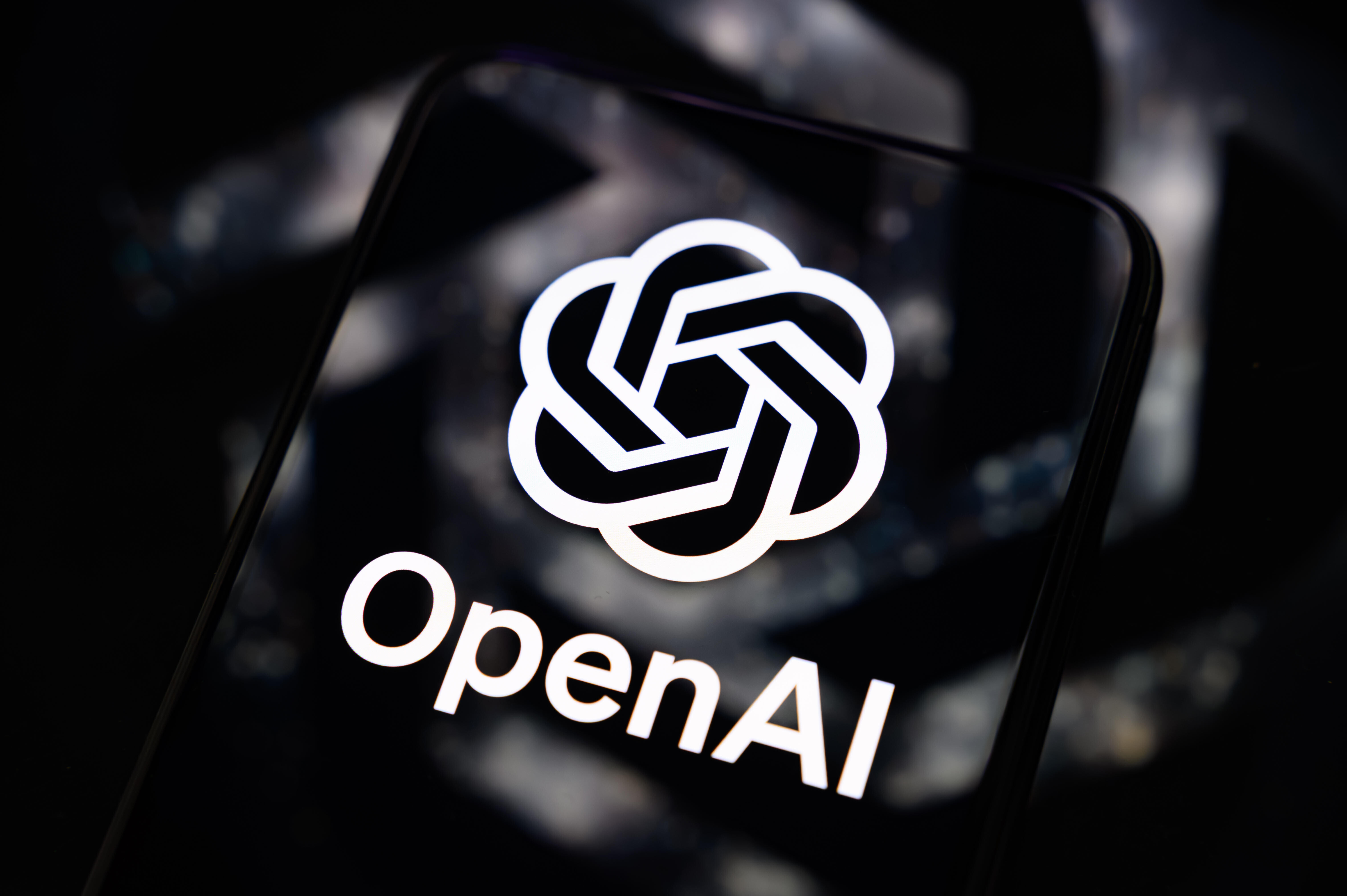 Logo und Schriftzug von OpenAI auf Smartphone