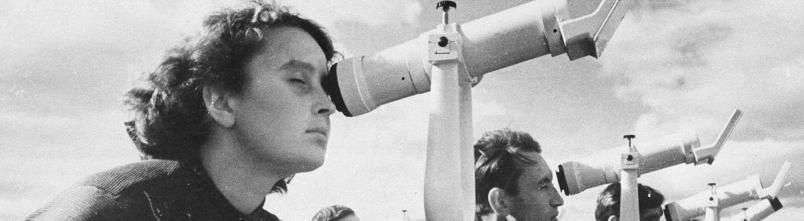 Studierende eines Astronomie-Kurses am Goedesy-Institut in Nowosibirsk, Sibirien, beobachten am 7. Oktober 1957 den Flug des sowjetischen Erdsatelliten Sputnik 1 durch spezielle Spiegelteleskope.
