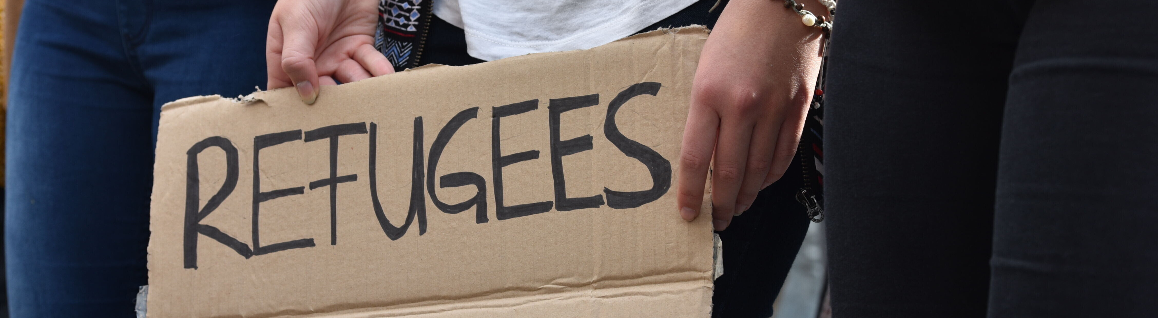 Unter dem Motto "Für eine Welt globaler Gerechtigkeit - ohne Zäune und Mauern" und "Open Borders - Asyl ist ein Menschenrecht" fordern mehrere hundert Demonstranten auf dem Münchner Marienplatz offenen Grenzen für Flüchtlinge. Veranstalter der Kundgebung ist das Aktionskomitee "Offene Grenzen - Open Borders München".