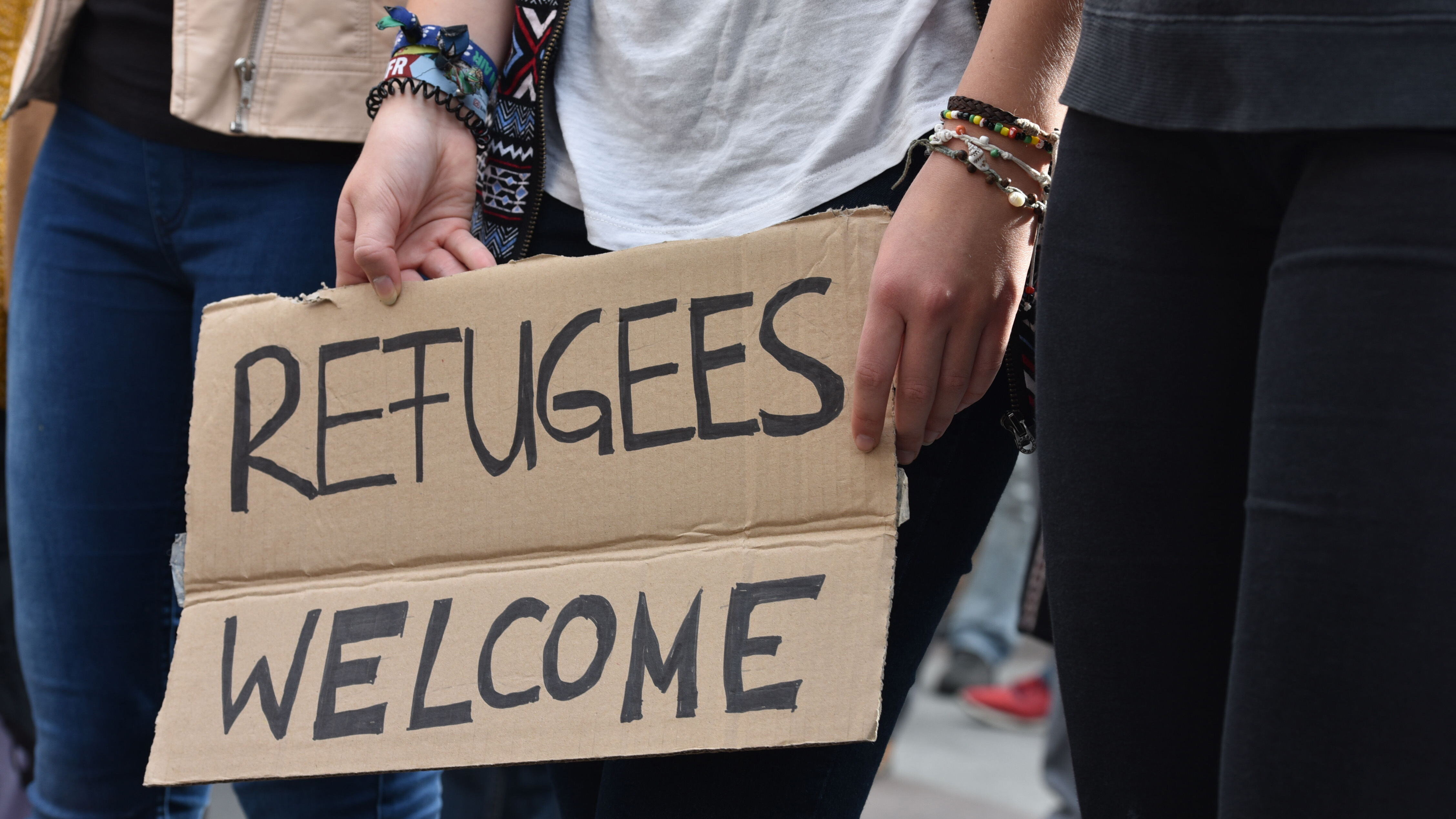 Unter dem Motto "Für eine Welt globaler Gerechtigkeit - ohne Zäune und Mauern" und "Open Borders - Asyl ist ein Menschenrecht" fordern mehrere hundert Demonstranten auf dem Münchner Marienplatz offenen Grenzen für Flüchtlinge. Veranstalter der Kundgebung ist das Aktionskomitee "Offene Grenzen - Open Borders München".