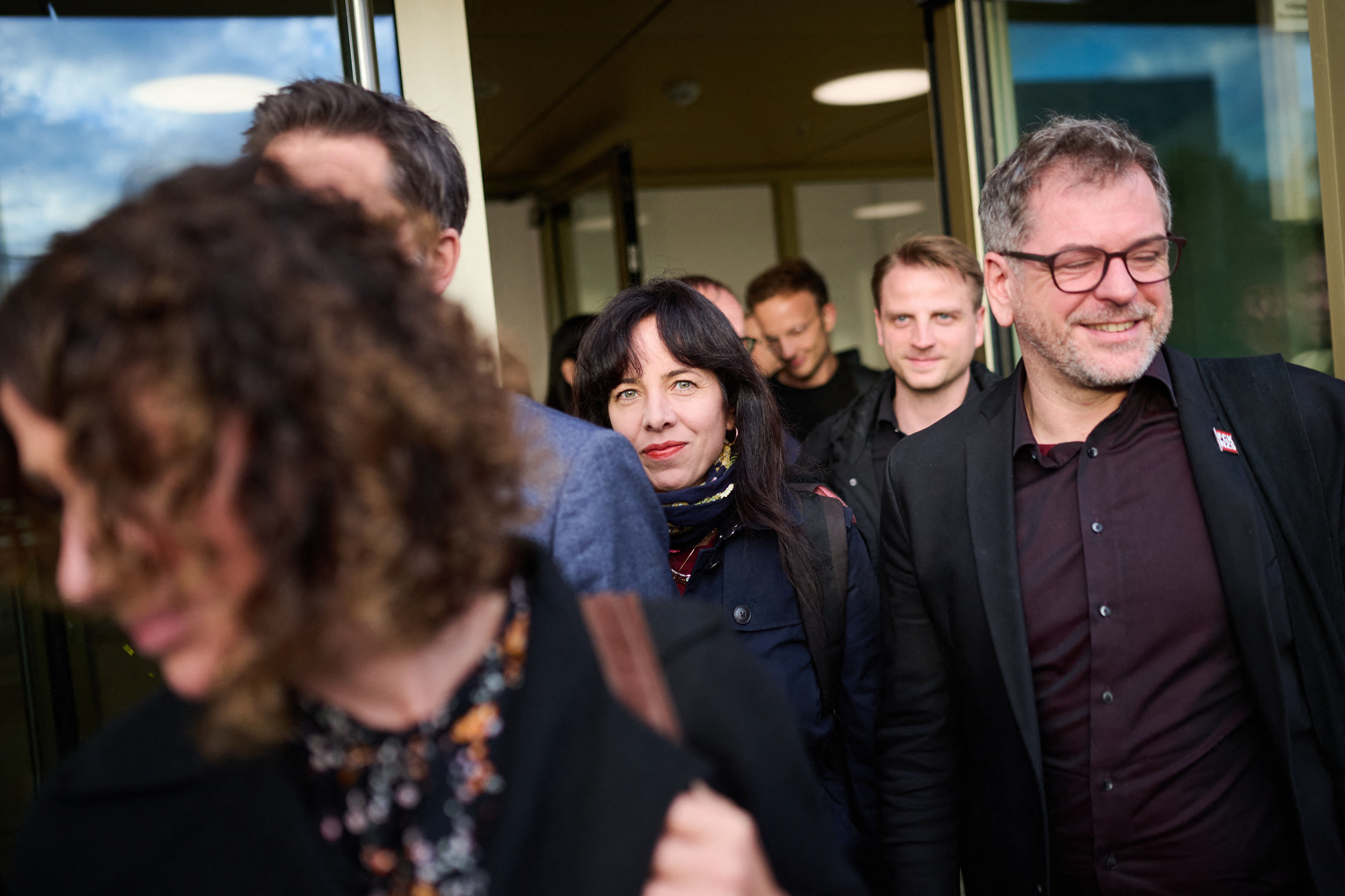 Elif Eralp (m.), Vorsitzende der Linksfraktion im Berliner Abgeordnetenhaus, geht nach Gesprächen über die Regierungsbildung nach der Wahl zum Berliner Abgeordnetenhaus zwischen Bettina Jarasch (l), Fraktionsvorsitzende der Grünen im Berliner Abgeordnetenhaus, und Werner Graf (r), Co-Vorsitzender der Grünen Fraktion im Berliner Abgeordnetenhaus, aus dem Gebäude.
