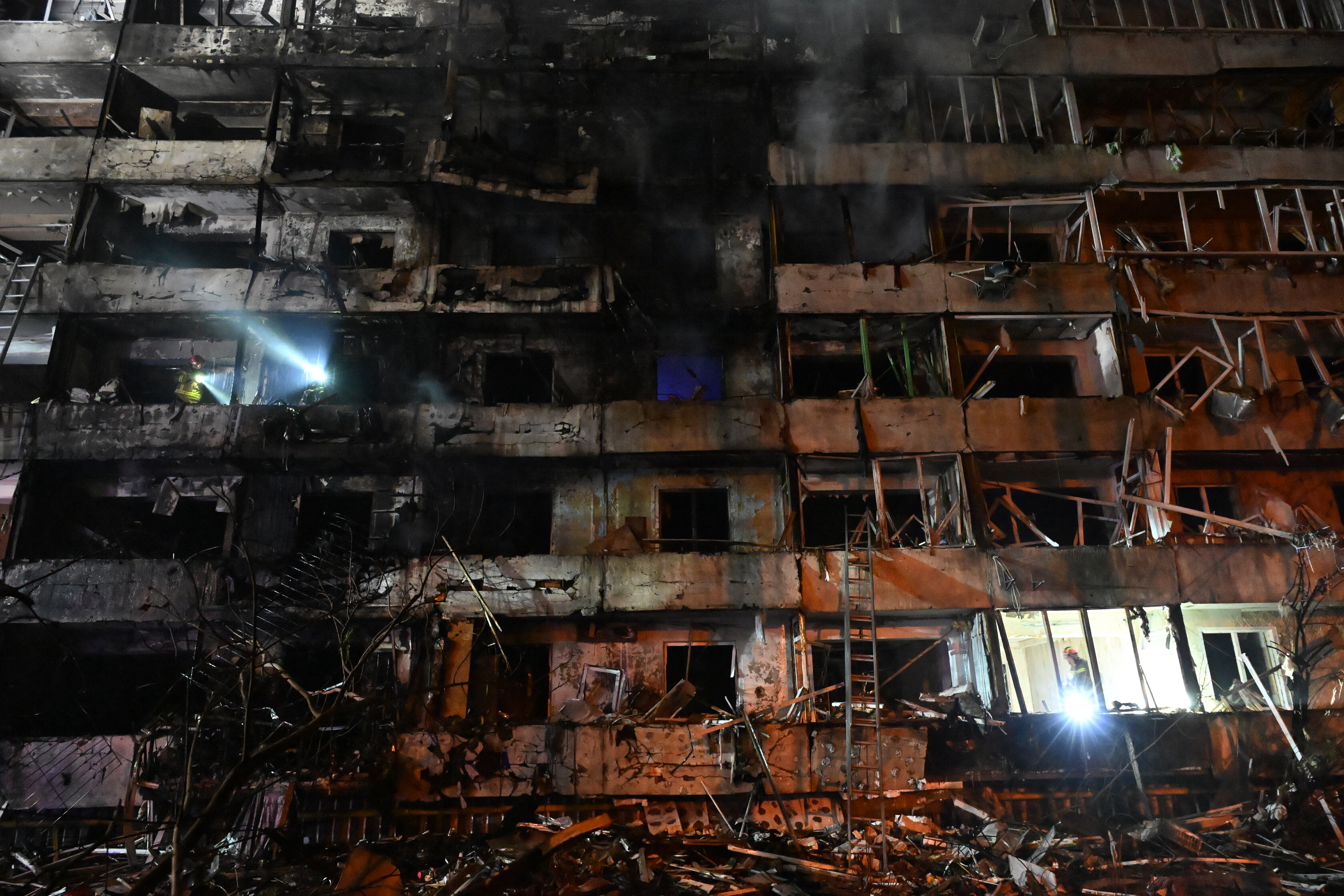 Ein zerstörtes Wohnhaus in der Nacht nach einem Raketenangriff Russlands (14.10.2026)