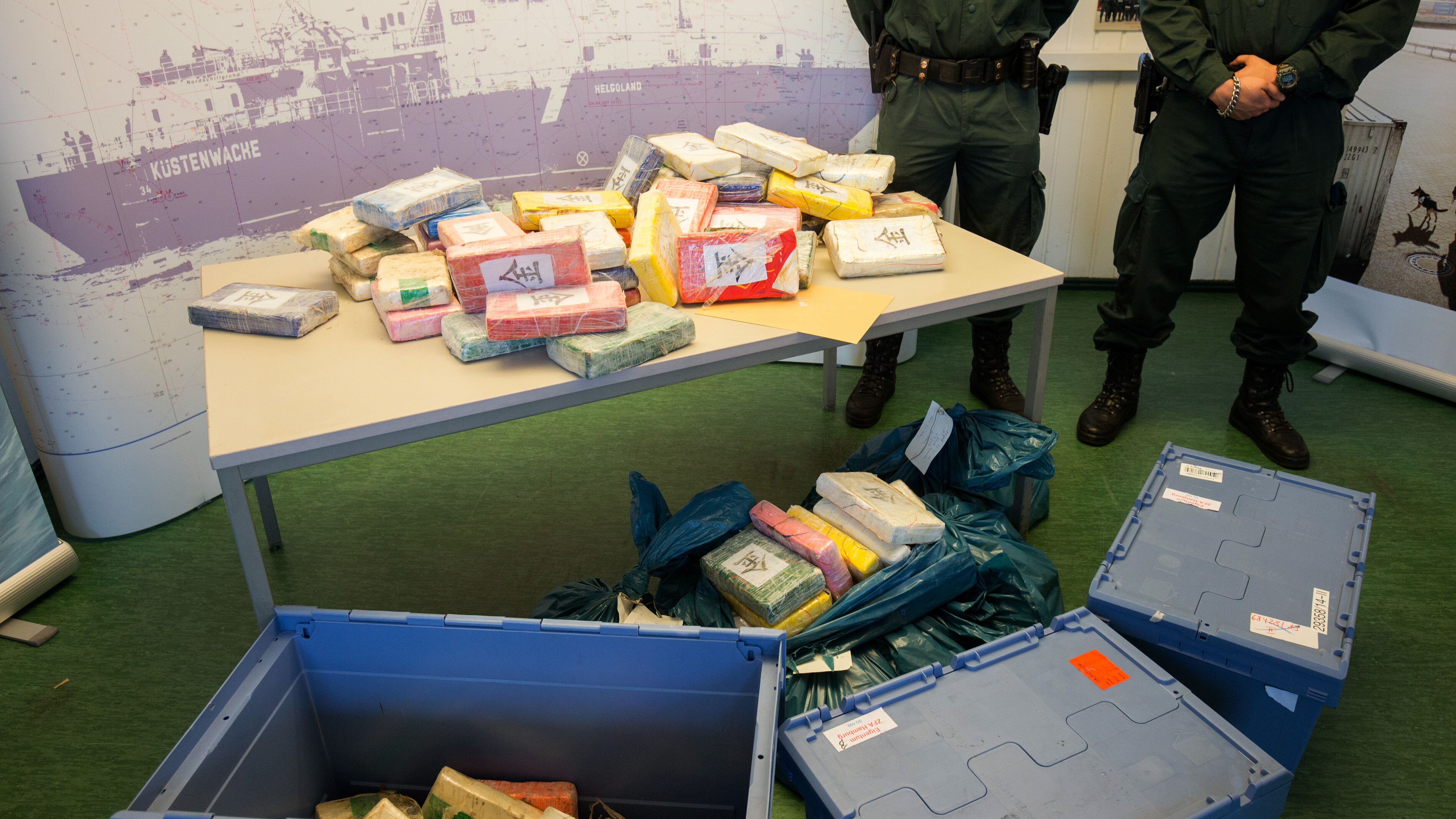 Zollbeamte präsentieren am 18.03.2016 im Hafen von Hamburg Kisten mit einem Kokainfund. Rund 115 Kilogramm Kokain - versteckt in Baumaschinen - hat der Zoll im Februar 2016 auf einem Schiff aus Brasilien entdeckt. Am Freitag wurde der Fund in Hamburg