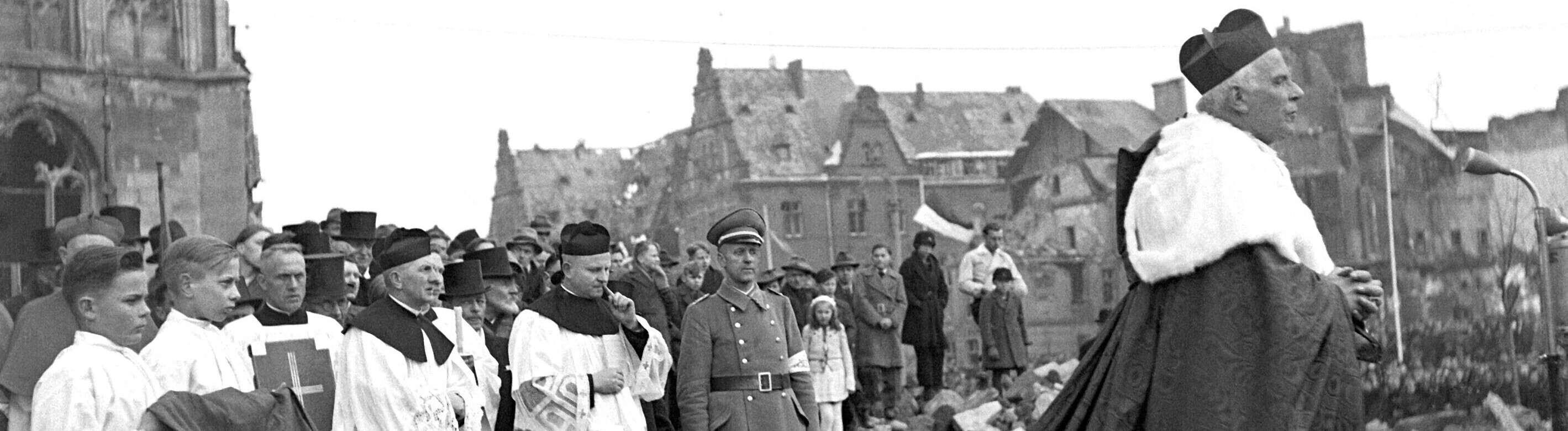 Das Foto zeigt Bischof von Galen, der auf dem Domplatz in Münster zu Gläubigen spricht (undatiertes Handout).
