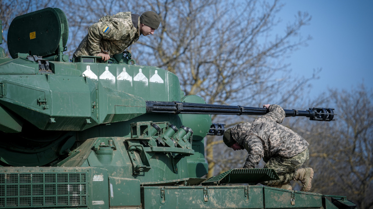 Ein Gepard Flugabwehrkanonenpanzer steht mit seiner Besatzung in einer Stellung östlich von Odessa. Der von Deutschland gelieferte Panzer wird hier zur Abwehr von feindlichen Drohnen, Flugzeugen oder Hubschraubern eingesetzt.