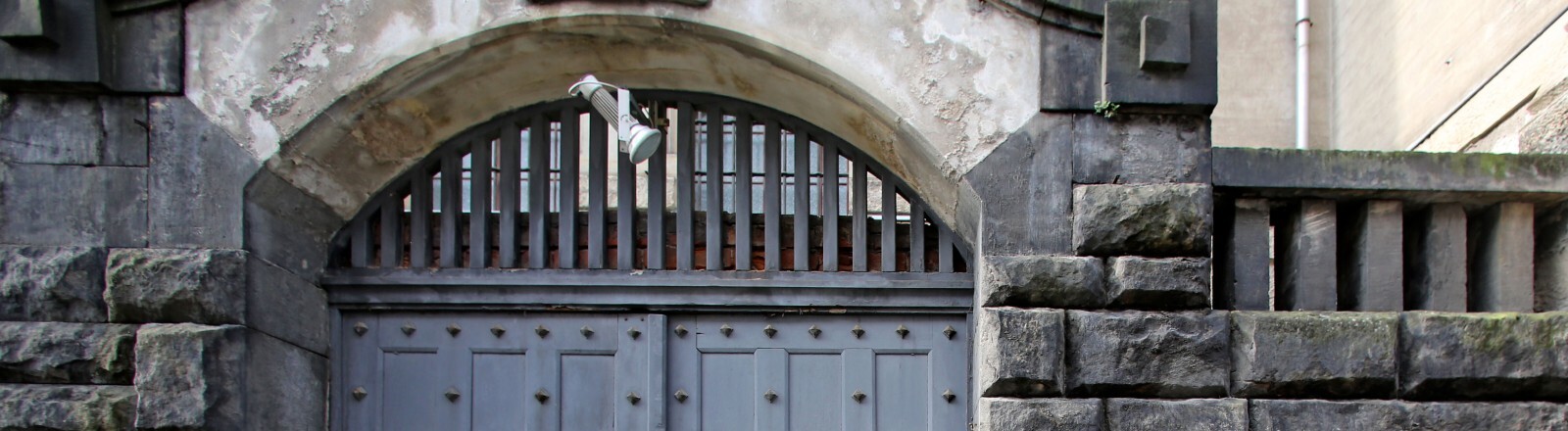 In der Leipziger Südvorstadt befand sich ab 1960 die zentrale Hinrichtungsstätte der DDR. In einem streng abgetrennten Teil der Strafvollzugseinrichtung Alfred-Kästner-Straße wurden alle im Land ausgesprochenen Todesurteile unter absoluter Geheimhaltung vollstreckt. Heute befindet sich in dem Komplex das Amtsgericht.