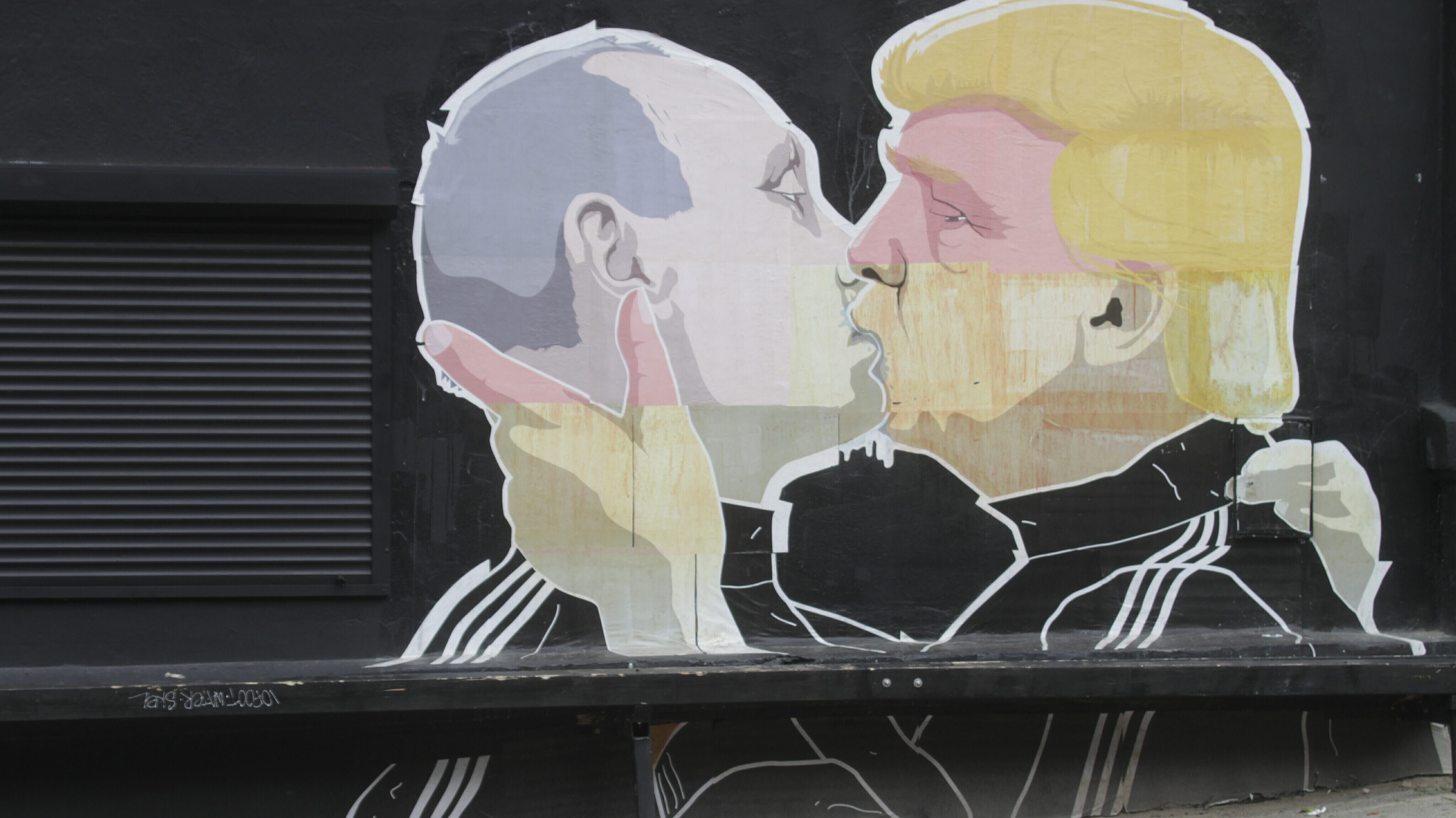 Ein Graffiti: US-Präsident Trump und der russische Präsident Putin geben sich einen Bruderkuss