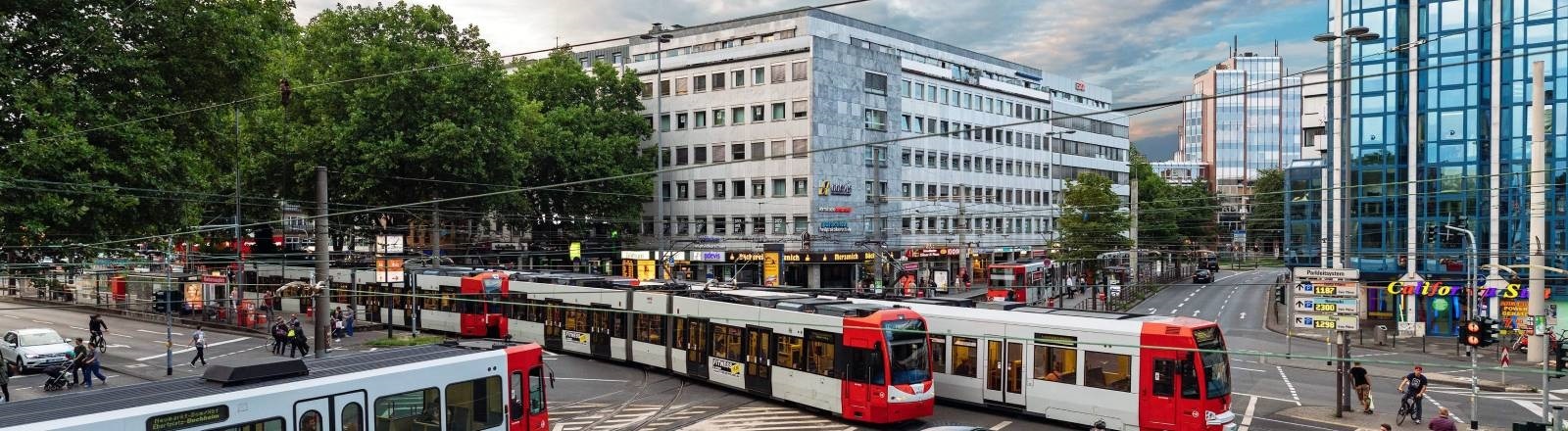 Die KVB-Haltestelle Barbarossaplatz in Köln