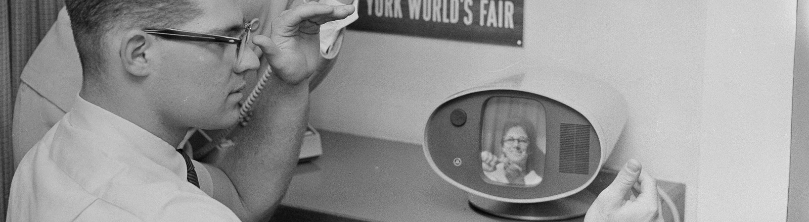 Unser Titelbild zeigt ﻿﻿Robert Furman aus Bridgeport, Connecticut, der sich am 11. Mai 1965 per Fernverbindung in Gebärdensprache mit einer anderen gehörlosen Person im Disneyland in Los Angeles unterhält. Furman war einer von 30 Schülern der American School for the Deaf in West Hartford, Connecticut, die das Bildtelefon am Bell-Telephone-Stand auf der Weltausstellung in New York nutzten.