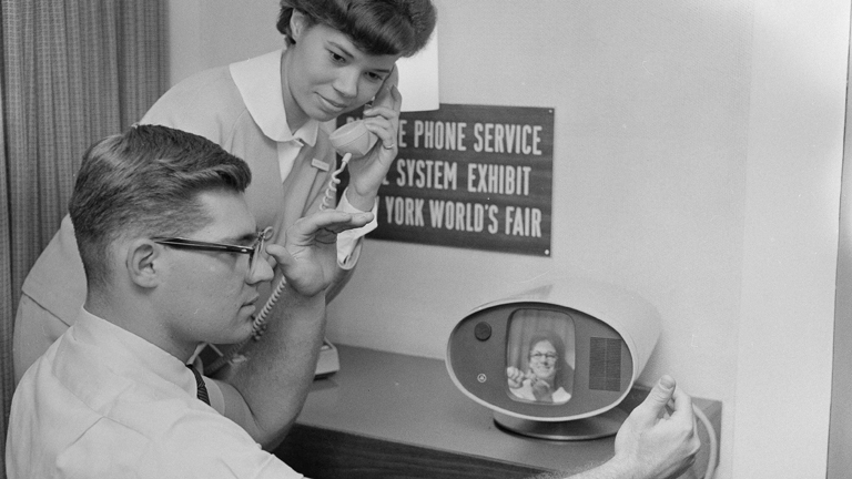 Unser Titelbild zeigt ﻿﻿Robert Furman aus Bridgeport, Connecticut, der sich am 11. Mai 1965 per Fernverbindung in Gebärdensprache mit einer anderen gehörlosen Person im Disneyland in Los Angeles unterhält. Furman war einer von 30 Schülern der American School for the Deaf in West Hartford, Connecticut, die das Bildtelefon am Bell-Telephone-Stand auf der Weltausstellung in New York nutzten.