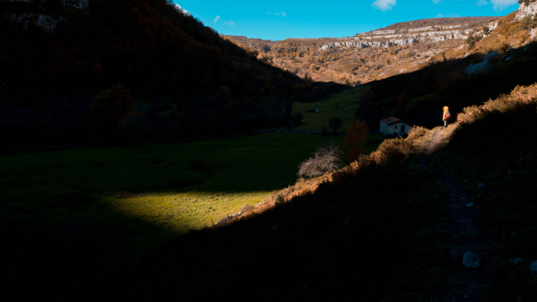 Reisende Person in den Bergen von Kantabrien im Norden Spaniens