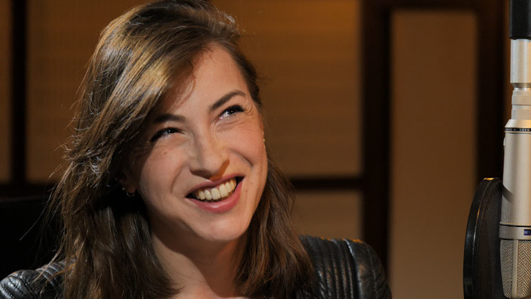 Videostill: Kat Kaufmann im Deutschlandfunk Nova Studio in Berlin