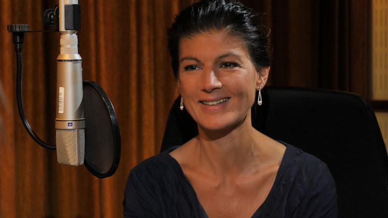 Videostill: Sahra Wagenknecht im Deutschlandfunk Nova Studio in Berlin
