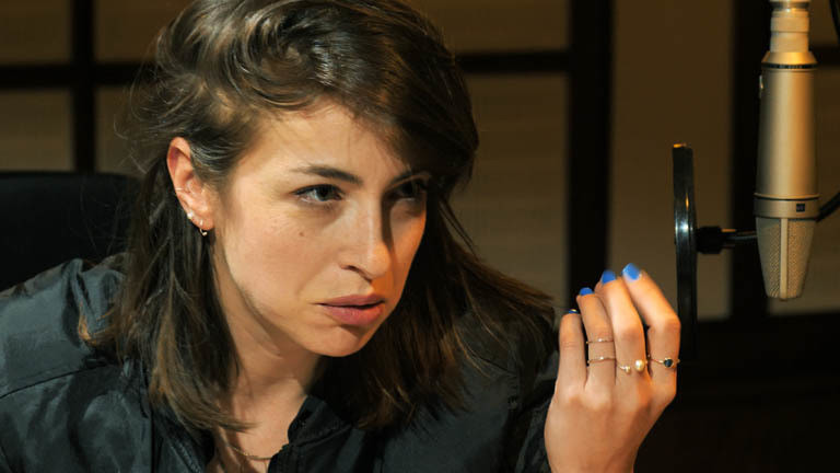 Kat Kaufmann im Deutschlandfunk Nova Studio in Berlin