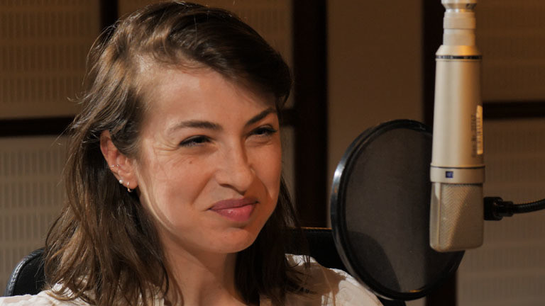 Kat Kaufmann im Deutschlandfunk Nova Studio