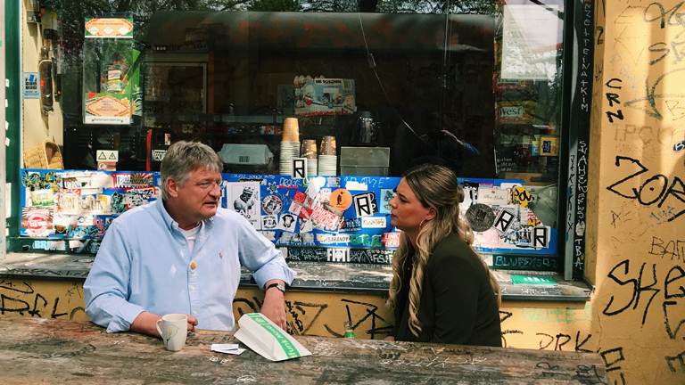 Der AfD Politiker Jörg Meuthen im Gespräch mit Rahel Klein vor einem Berliner Späti