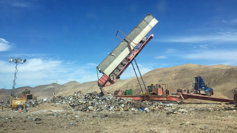 Ein Kipplaster auf einer Müllkippe in Nevada