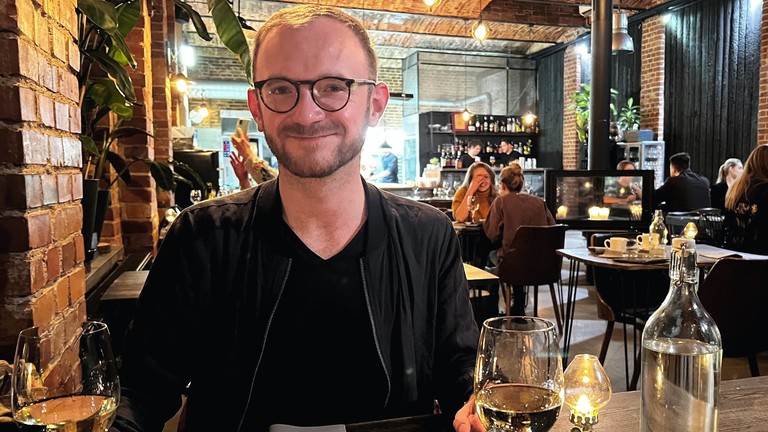 Er kann das Kochen ebenso genießen, wie bekocht zu werden: Sebastian im Restaurant