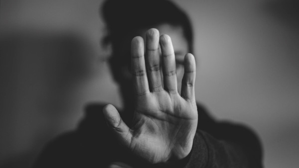 Frau streckt ihre Hand nach vorn.