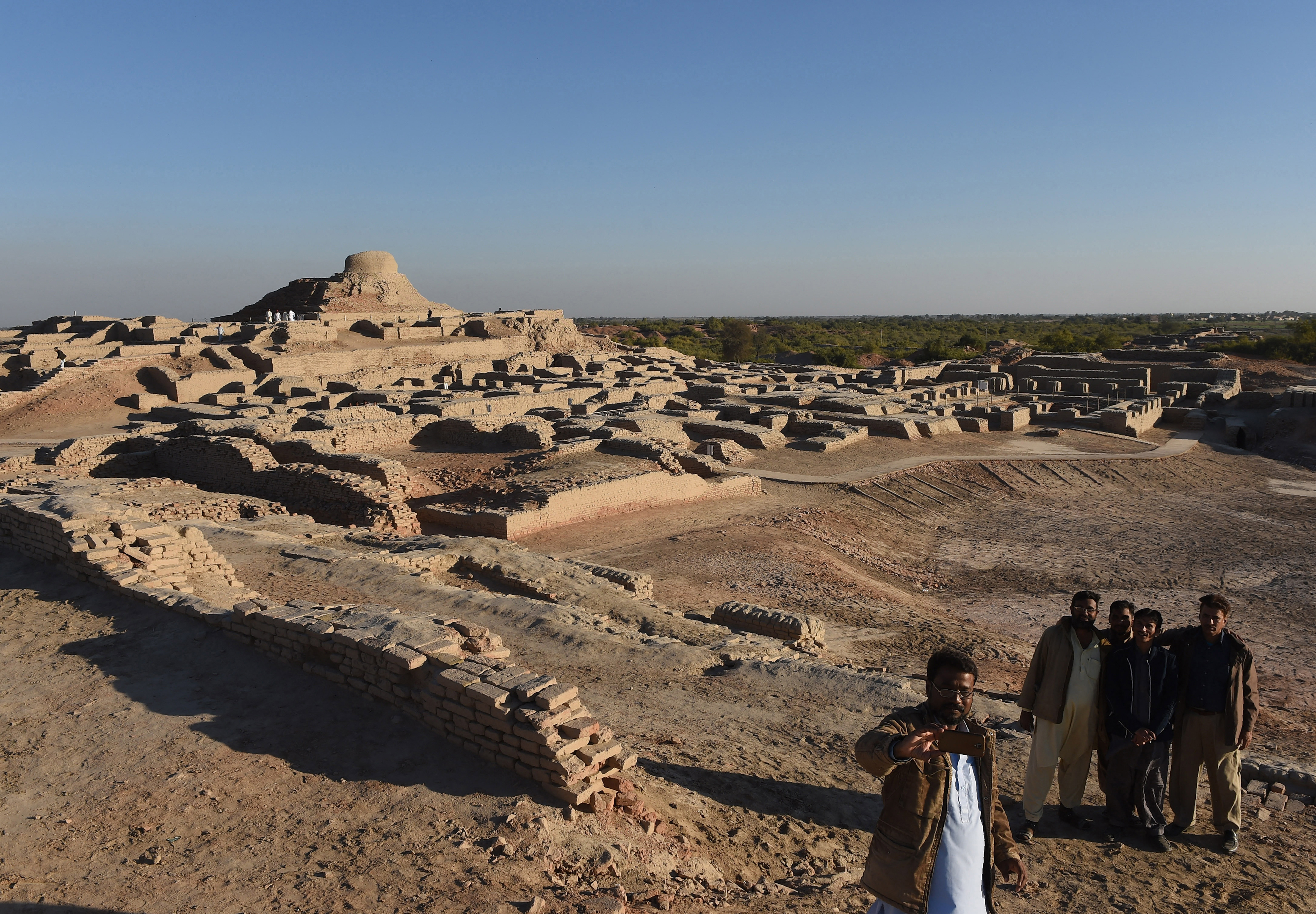 Auf diesem am 9. Februar 2017 aufgenommenen Foto gehen Besucher durch die archäologische UNESCO-Welterbestätte Mohenjo-Daro, etwa 425 Kilometer nördlich der pakistanischen Stadt Karachi.