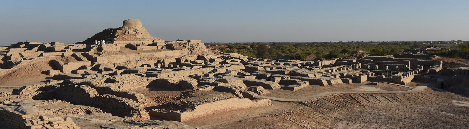 Auf diesem am 9. Februar 2017 aufgenommenen Foto gehen Besucher durch die archäologische UNESCO-Welterbestätte Mohenjo-Daro, etwa 425 Kilometer nördlich der pakistanischen Stadt Karachi.