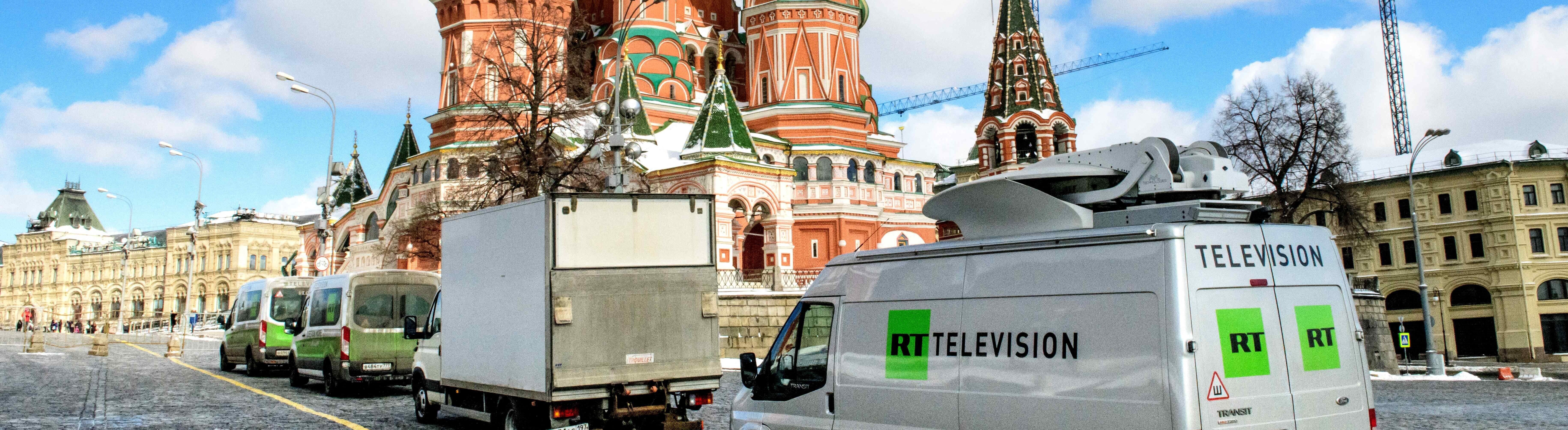 Ein Transporter des russischen Staatssenders RT steht vor Basilius-Kathedrale in Moskau