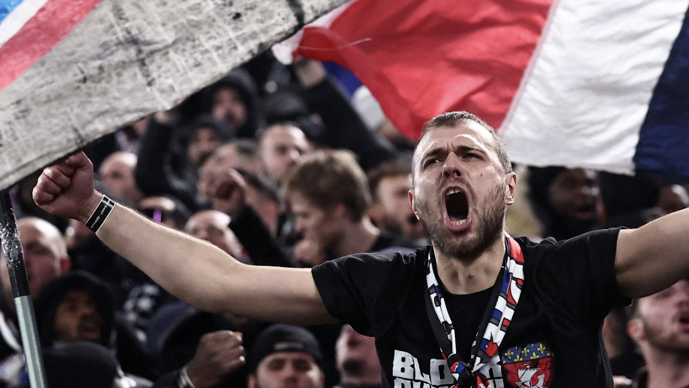 Ein französischer Ultra-Fan von Paris St. Germain bei einem Spiel gegen Borussia Dortmund in Dortmund.